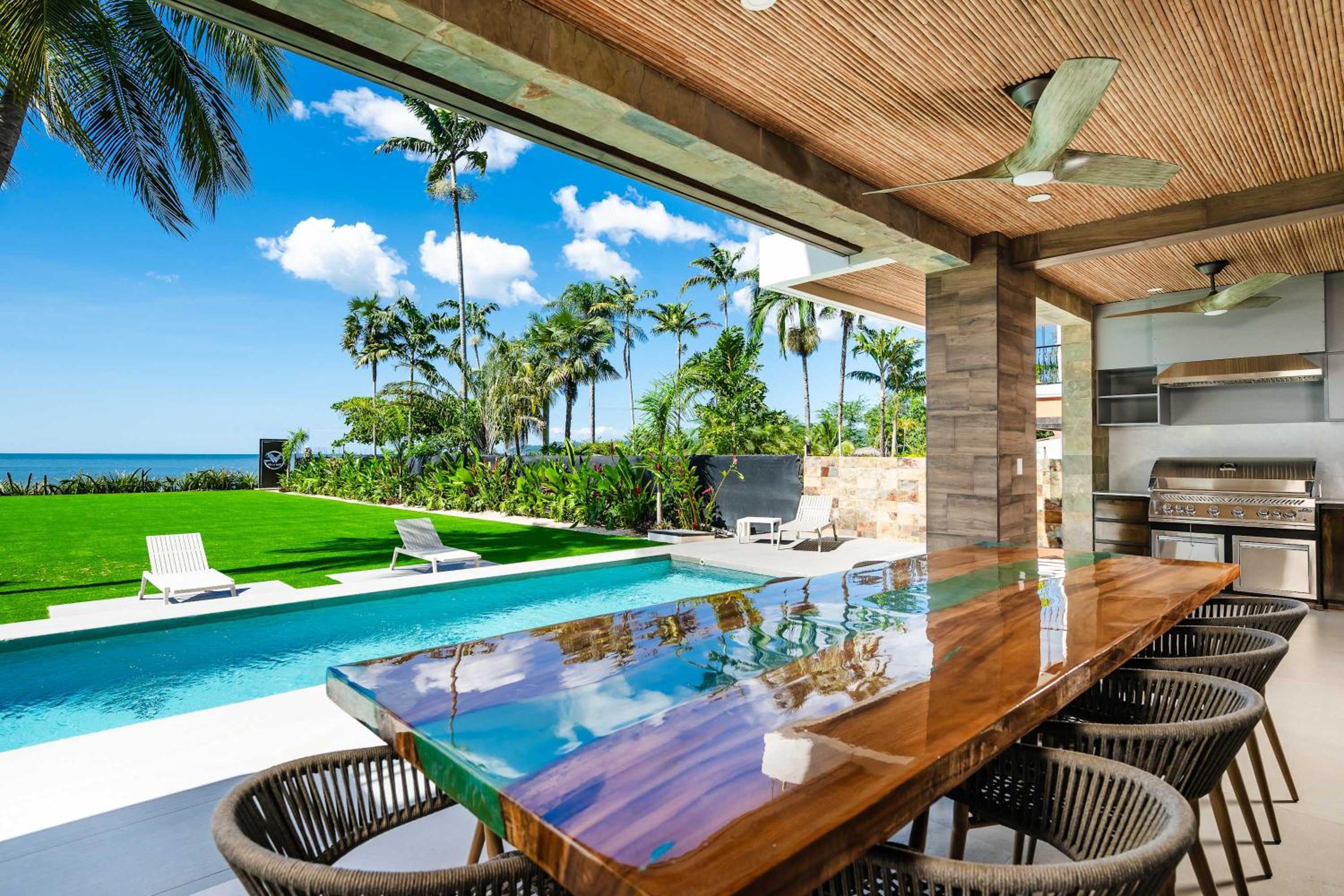Beachfront Villa, Private Pool & Daily Breakfast
