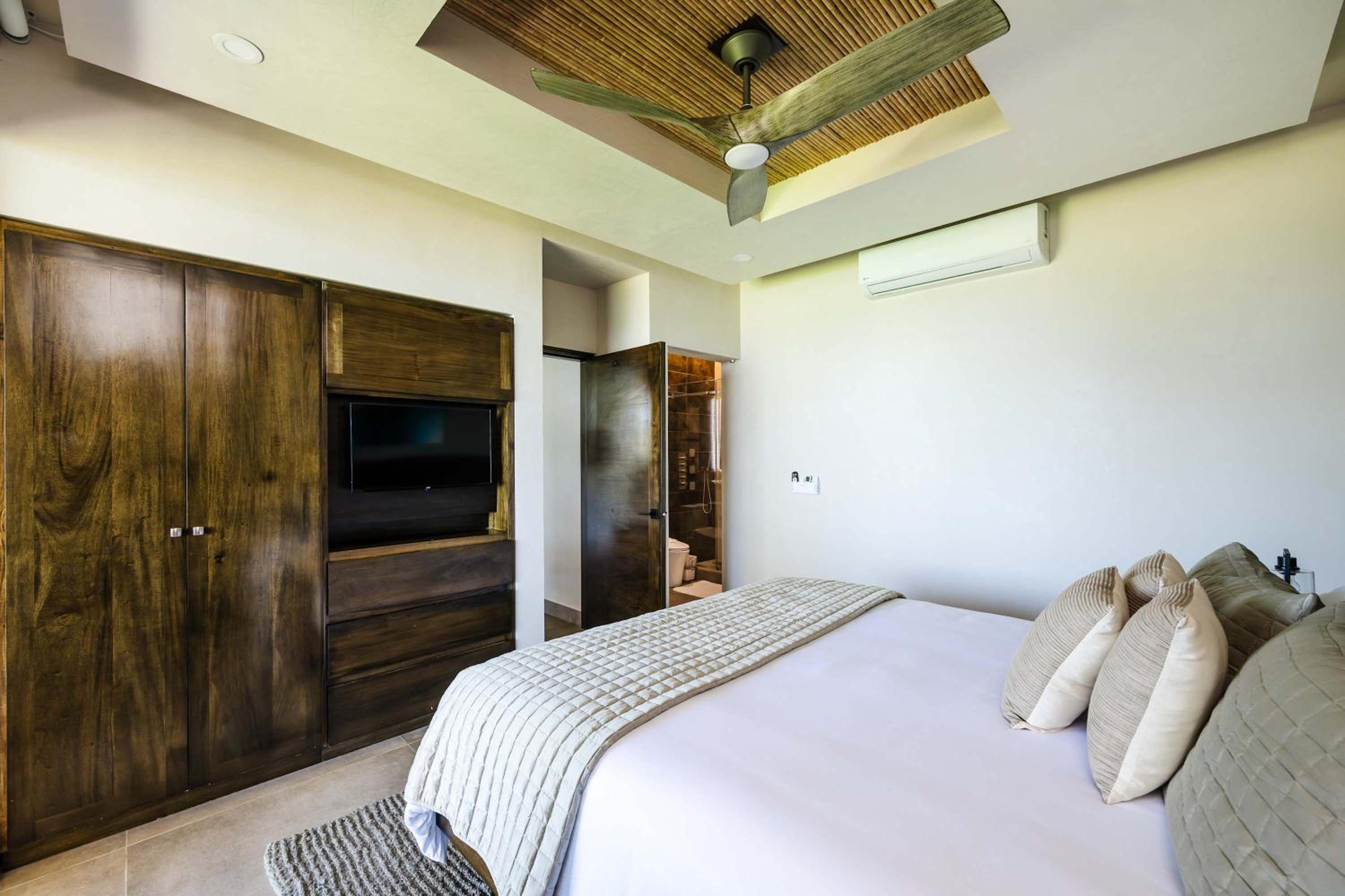 Beachfront Villa, Private Pool & Daily Breakfast