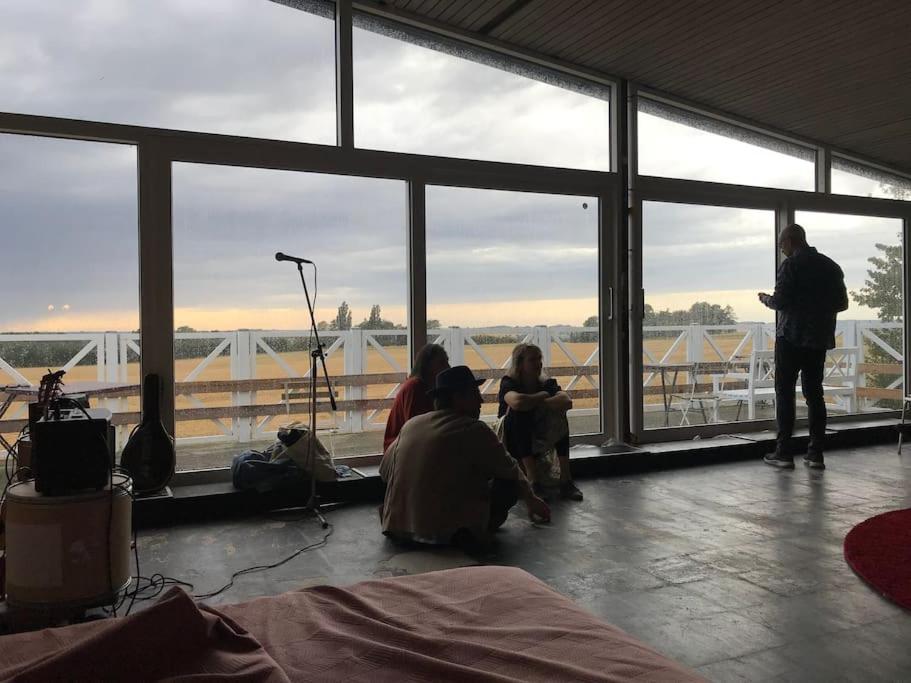 Eventyrligt og rummeligt hus med havudsigt
