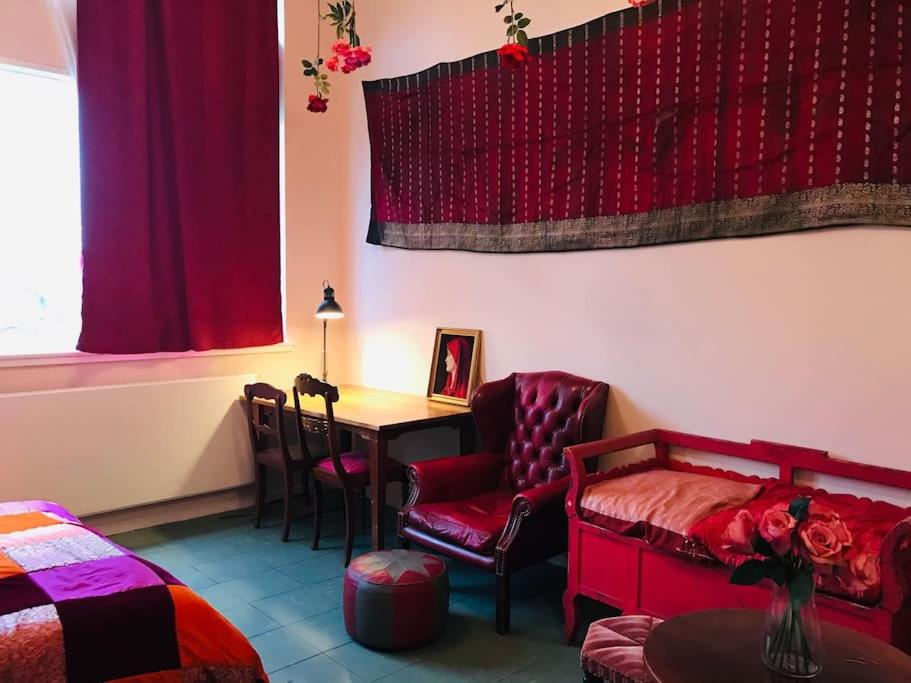 Eventyrligt og rummeligt hus med havudsigt