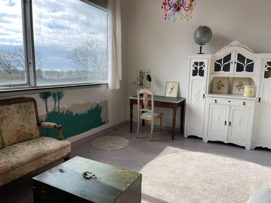 Eventyrligt og rummeligt hus med havudsigt