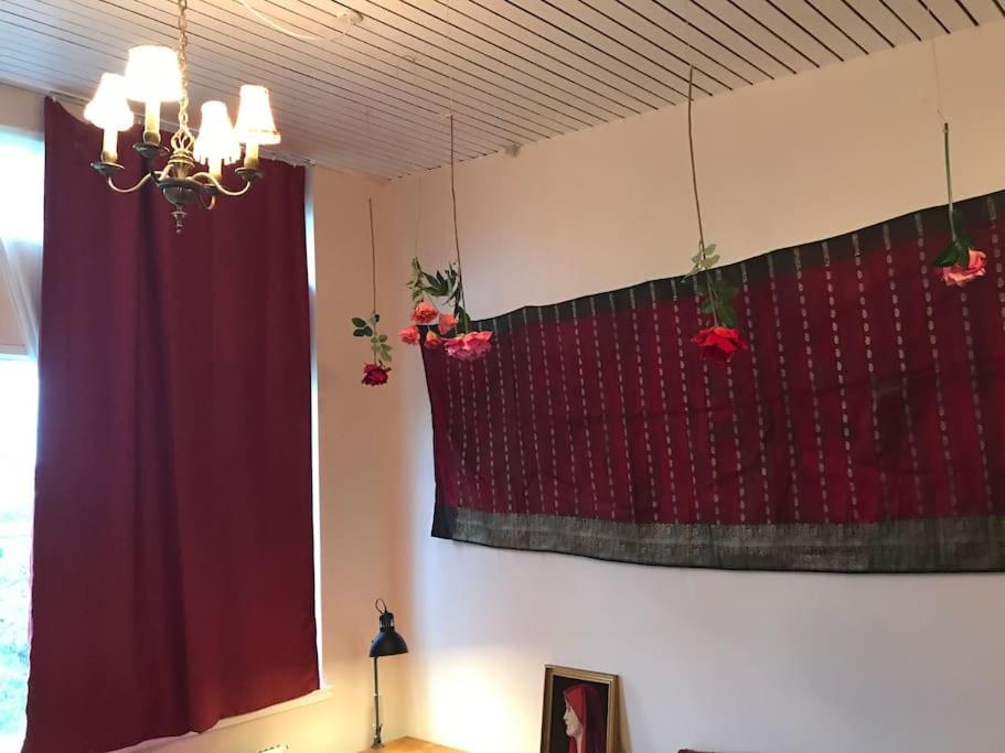 Eventyrligt og rummeligt hus med havudsigt