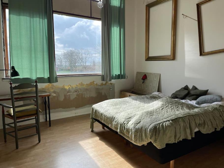 Eventyrligt og rummeligt hus med havudsigt