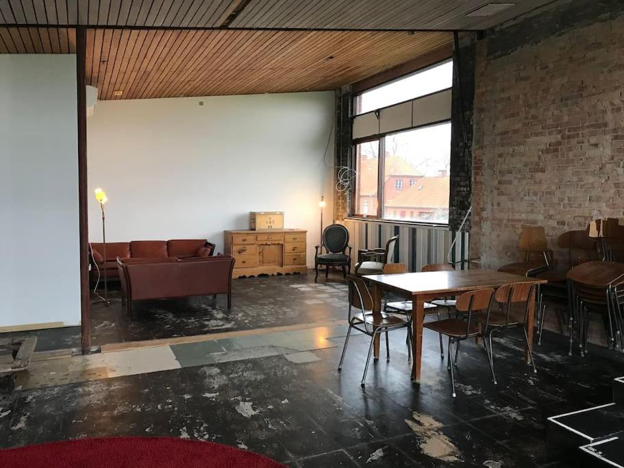 Eventyrligt og rummeligt hus med havudsigt
