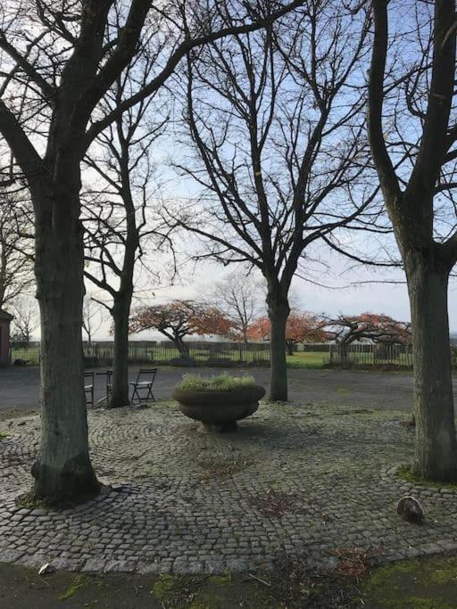 Eventyrligt og rummeligt hus med havudsigt