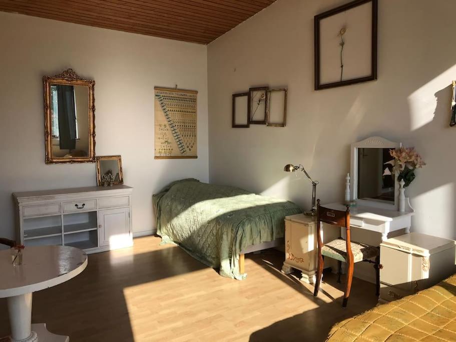 Eventyrligt og rummeligt hus med havudsigt