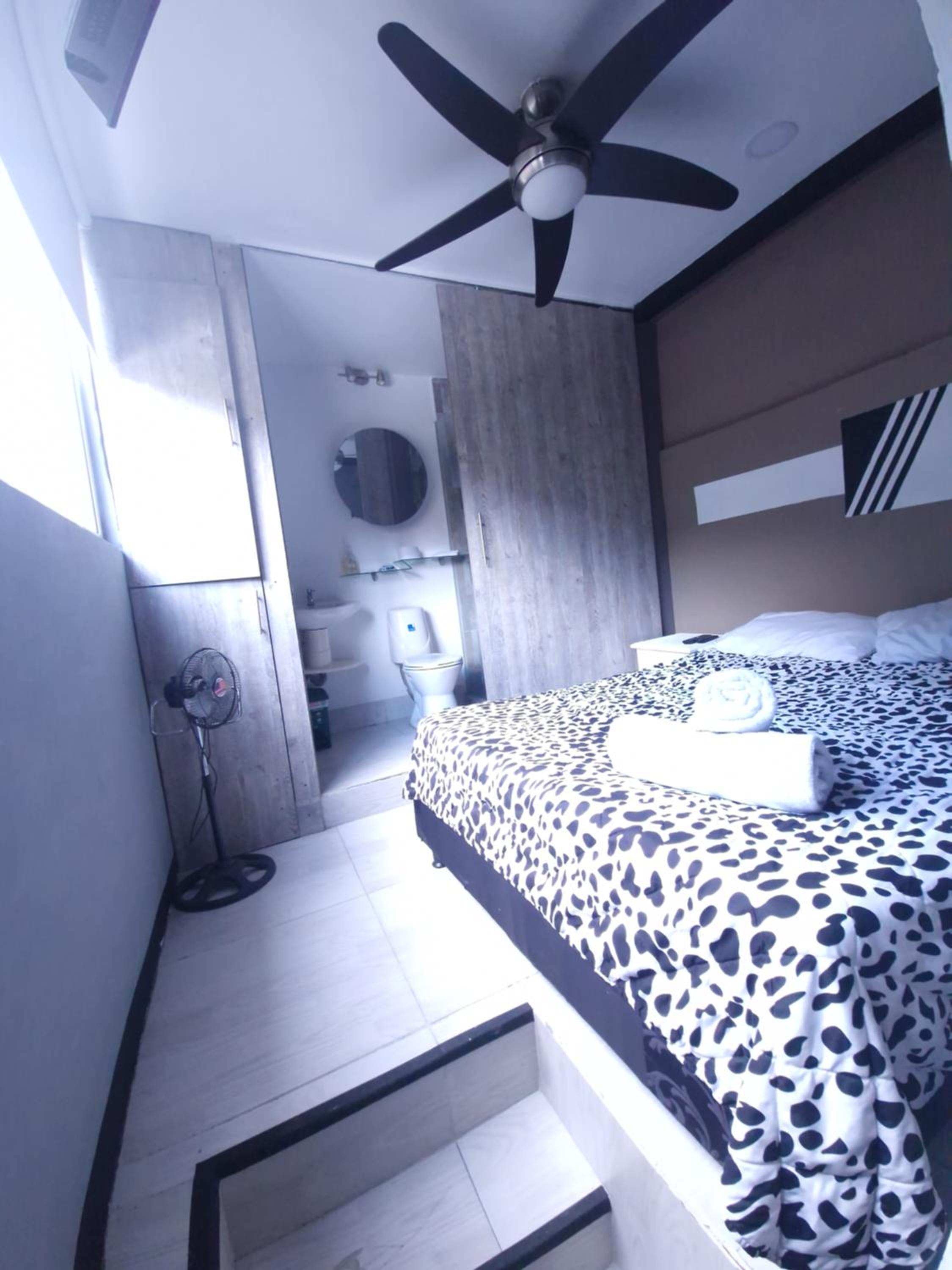 Urban 10 BDRM Private Apartment With Rooftop Pool & Jacuzzi