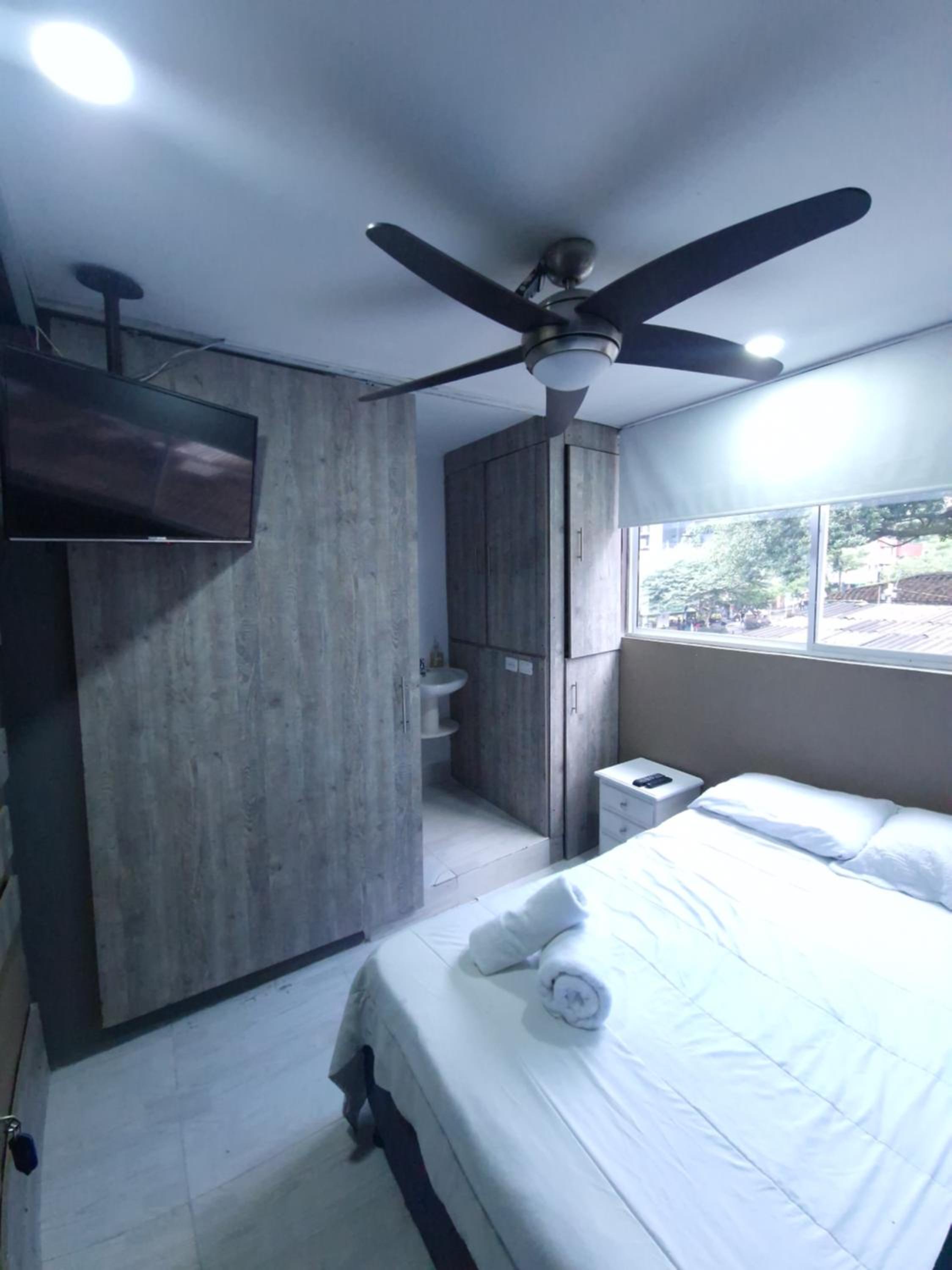 Urban 10 BDRM Private Apartment With Rooftop Pool & Jacuzzi