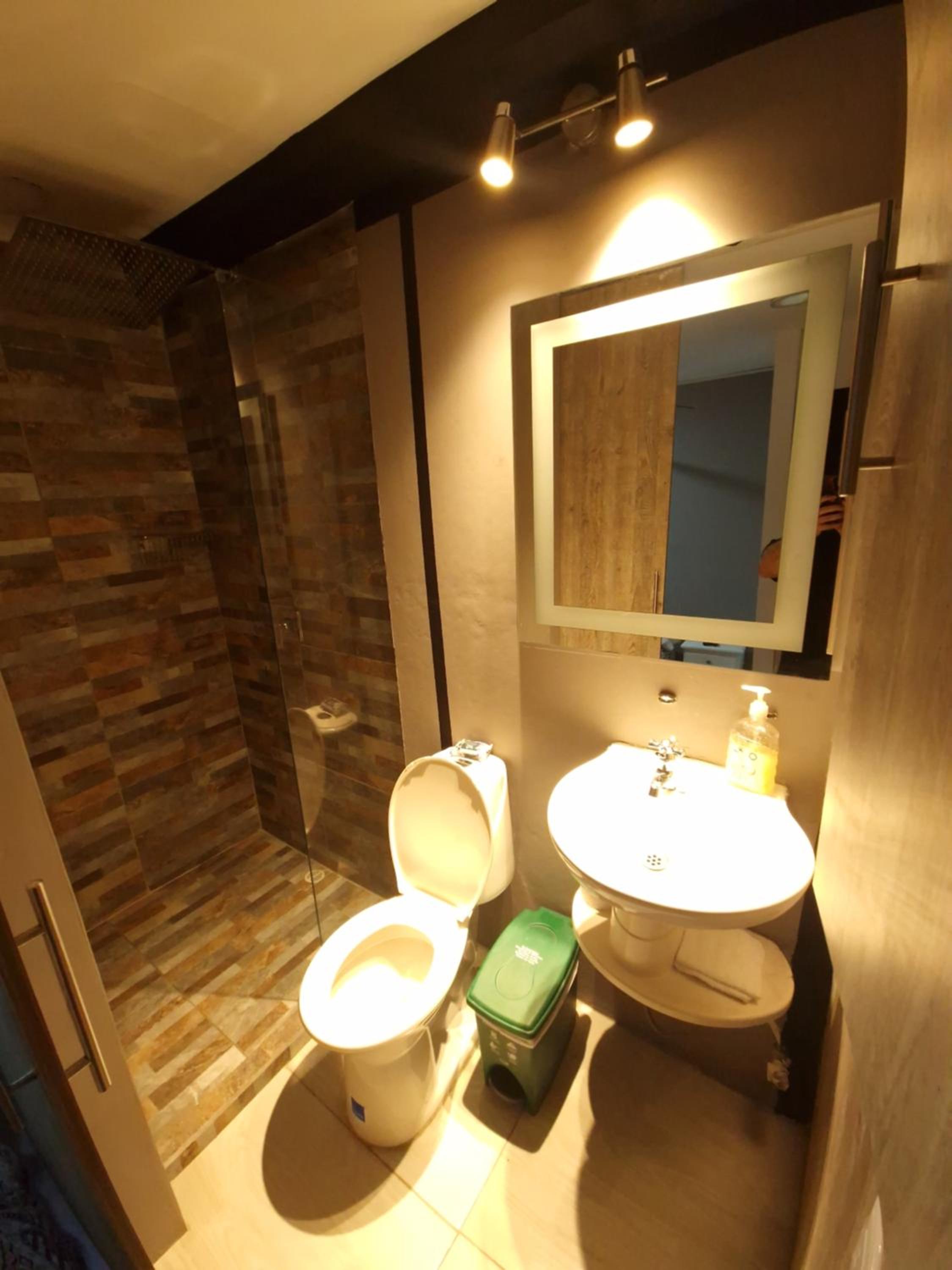 Urban 10 BDRM Private Apartment With Rooftop Pool & Jacuzzi