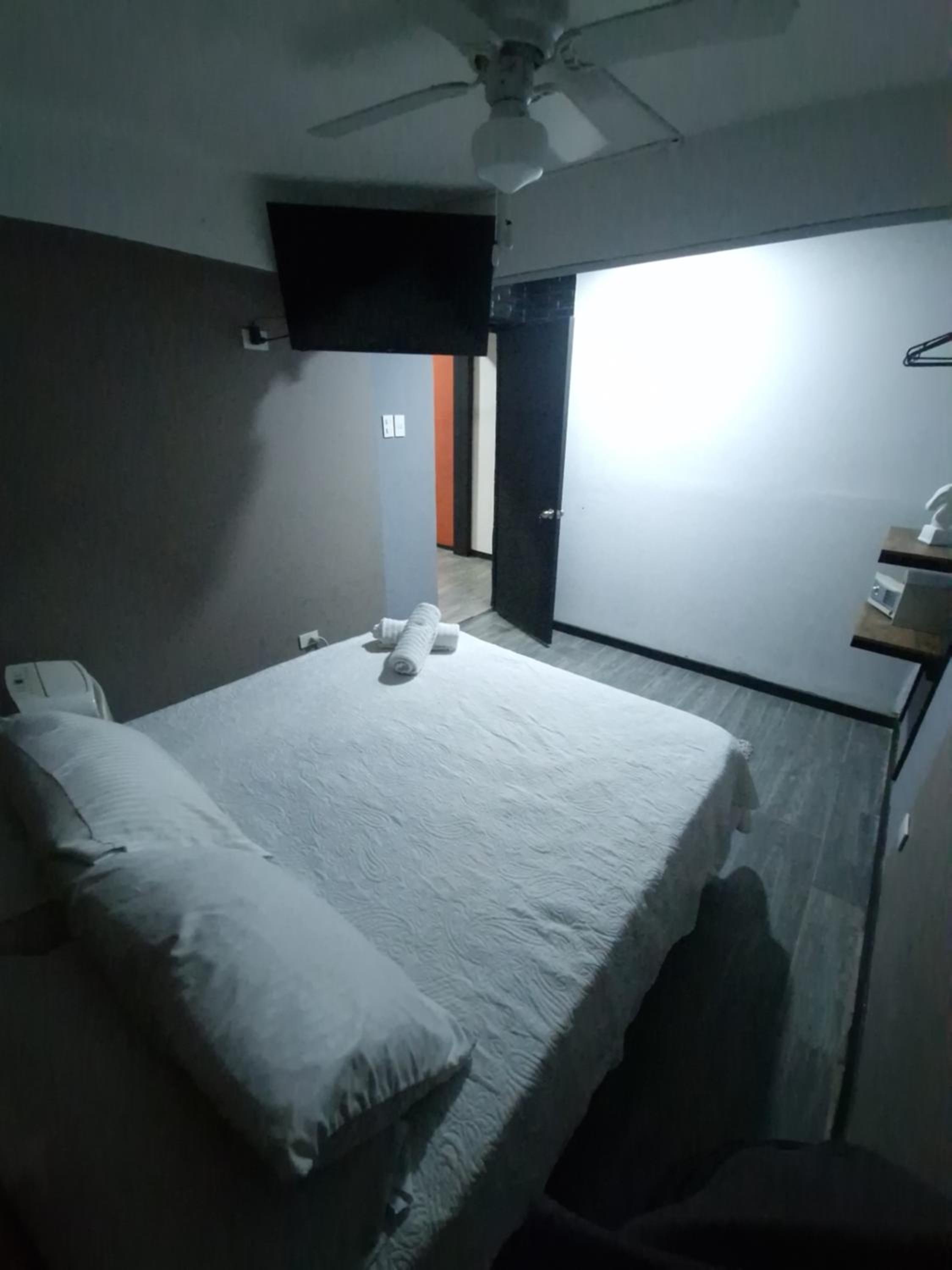 Urban 10 BDRM Private Apartment With Rooftop Pool & Jacuzzi