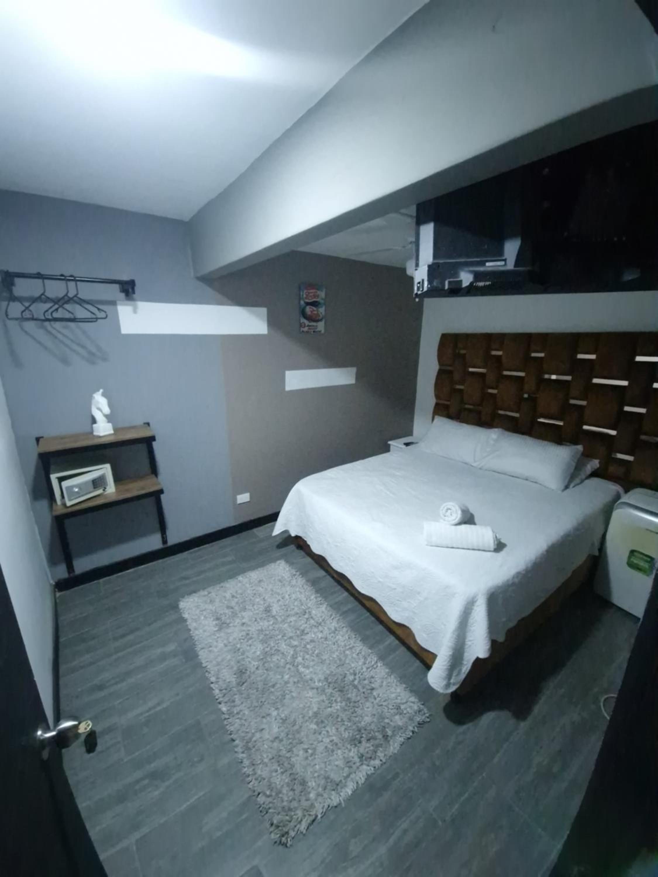 Urban 10 BDRM Private Apartment With Rooftop Pool & Jacuzzi