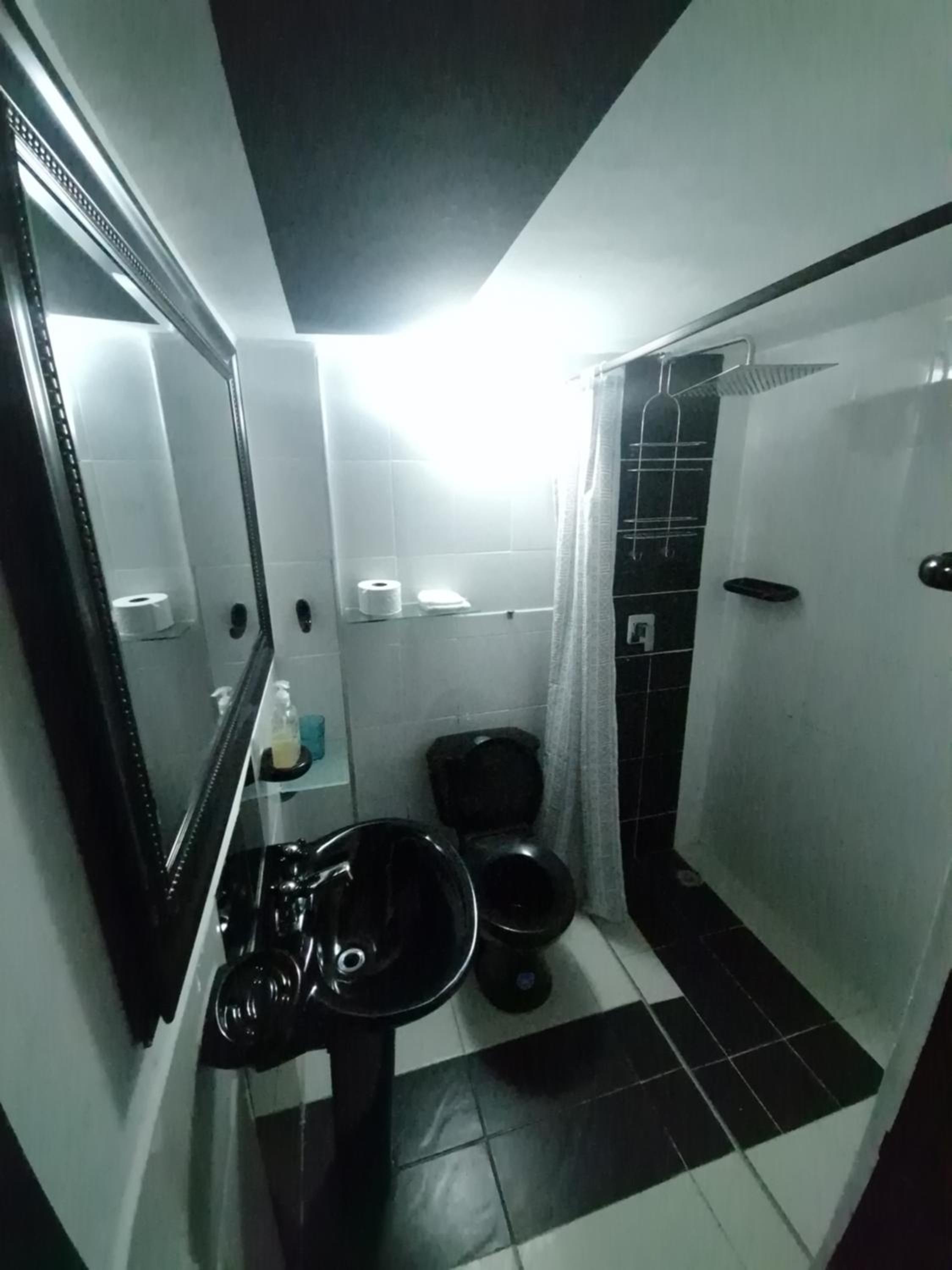 Urban 10 BDRM Private Apartment With Rooftop Pool & Jacuzzi