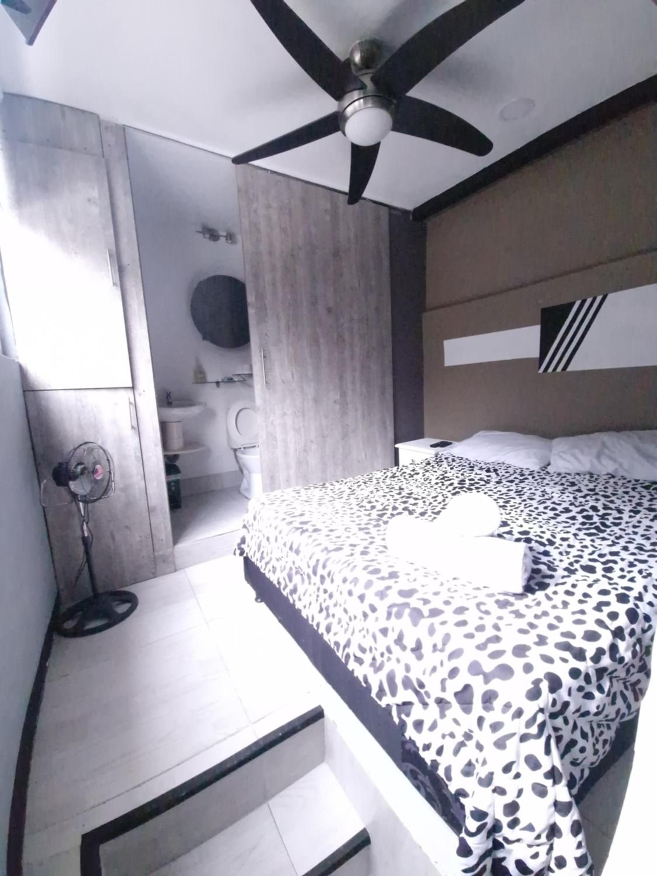 Urban 10 BDRM Private Apartment With Rooftop Pool & Jacuzzi