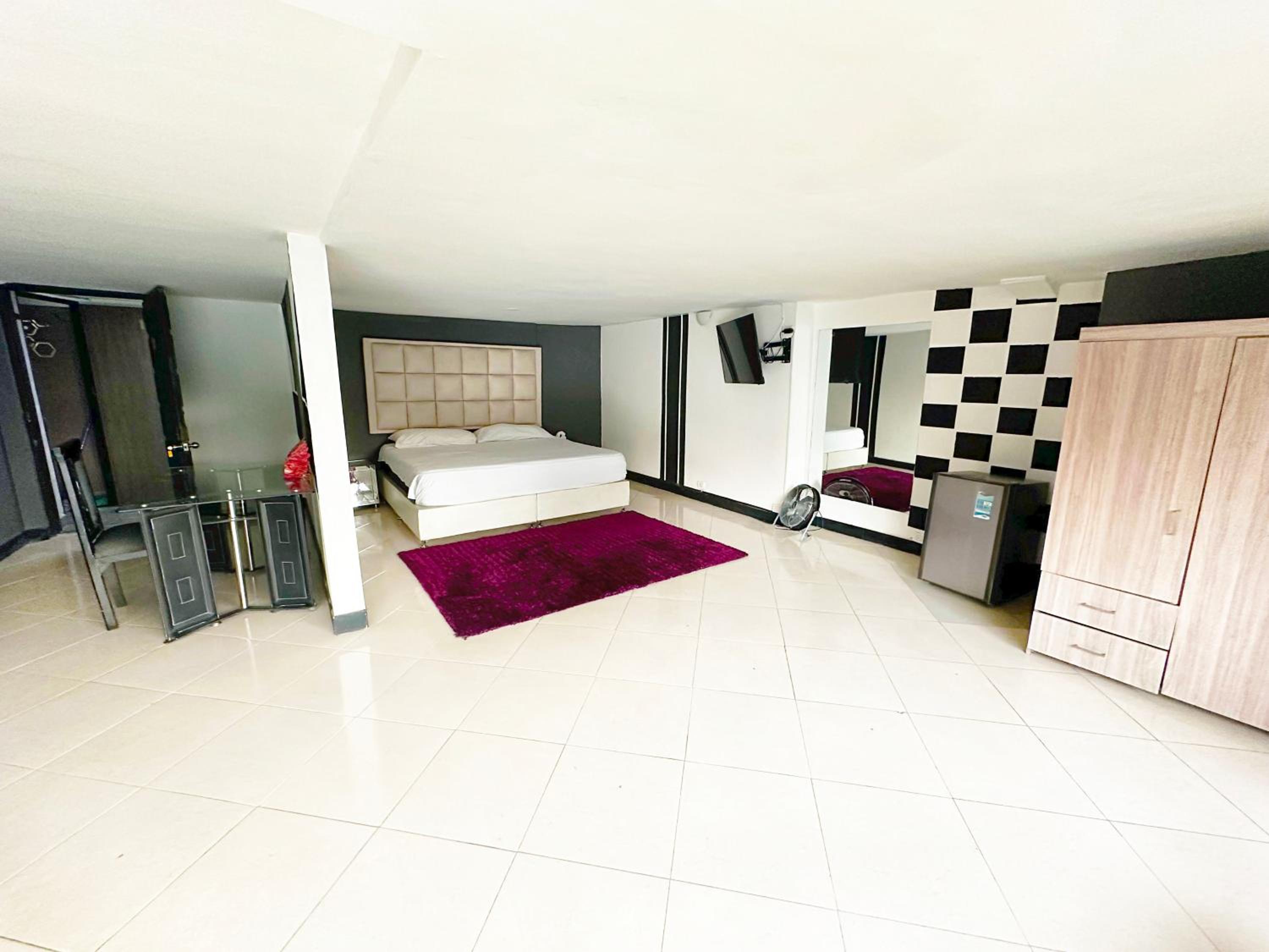 Urban 10 BDRM Private Apartment With Rooftop Pool & Jacuzzi
