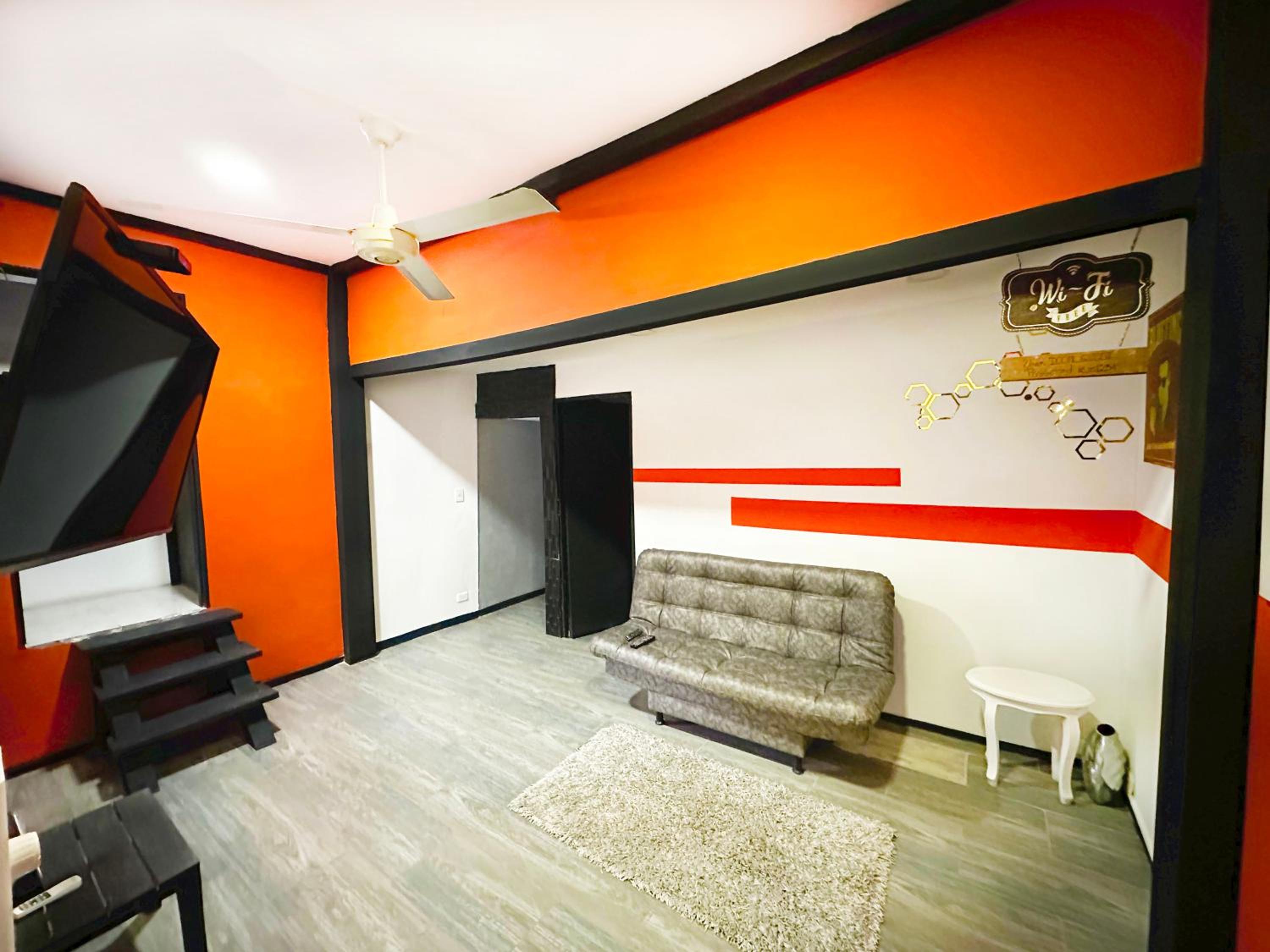 Urban 10 BDRM Private Apartment With Rooftop Pool & Jacuzzi