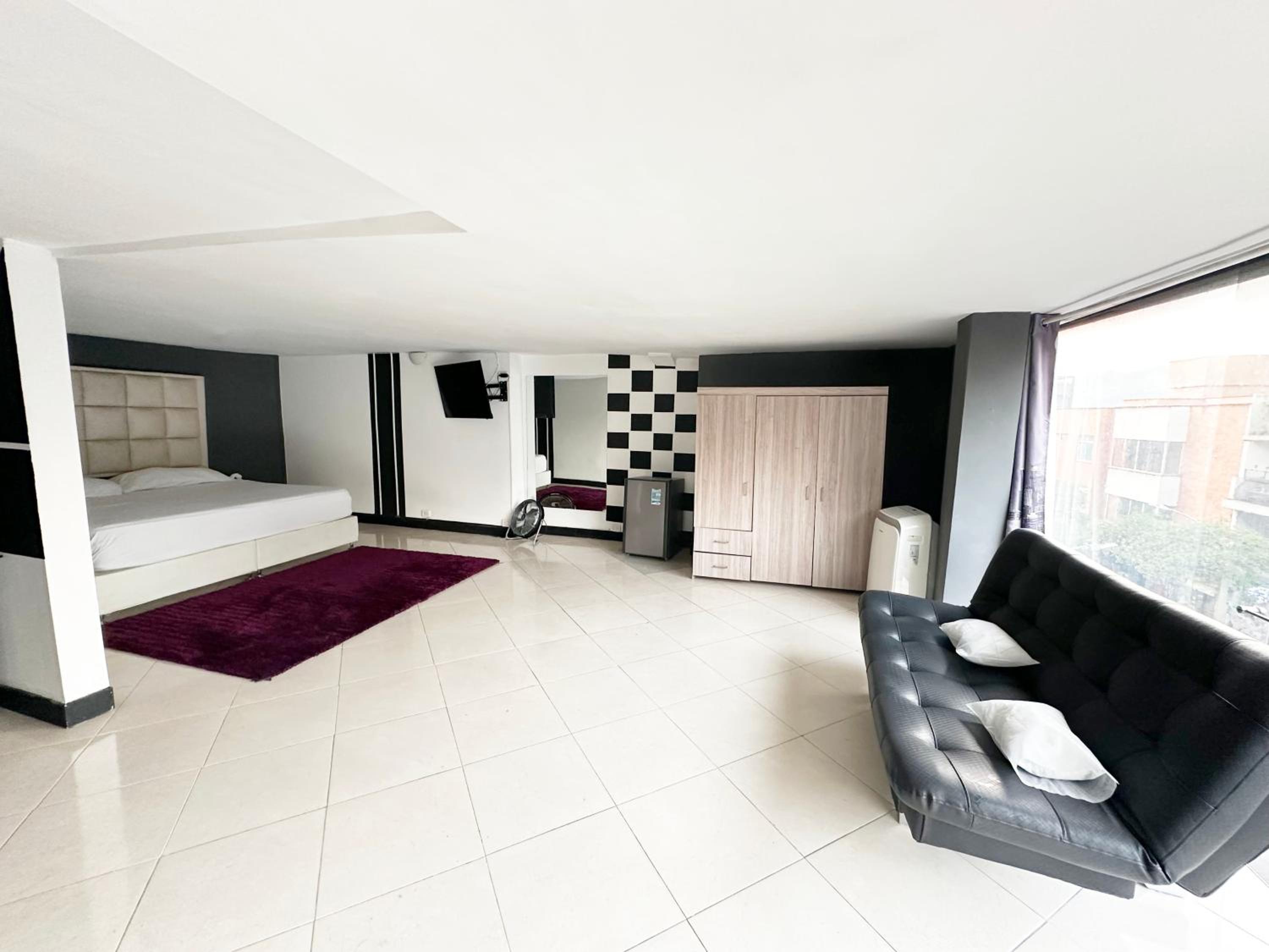 Urban 10 BDRM Private Apartment With Rooftop Pool & Jacuzzi