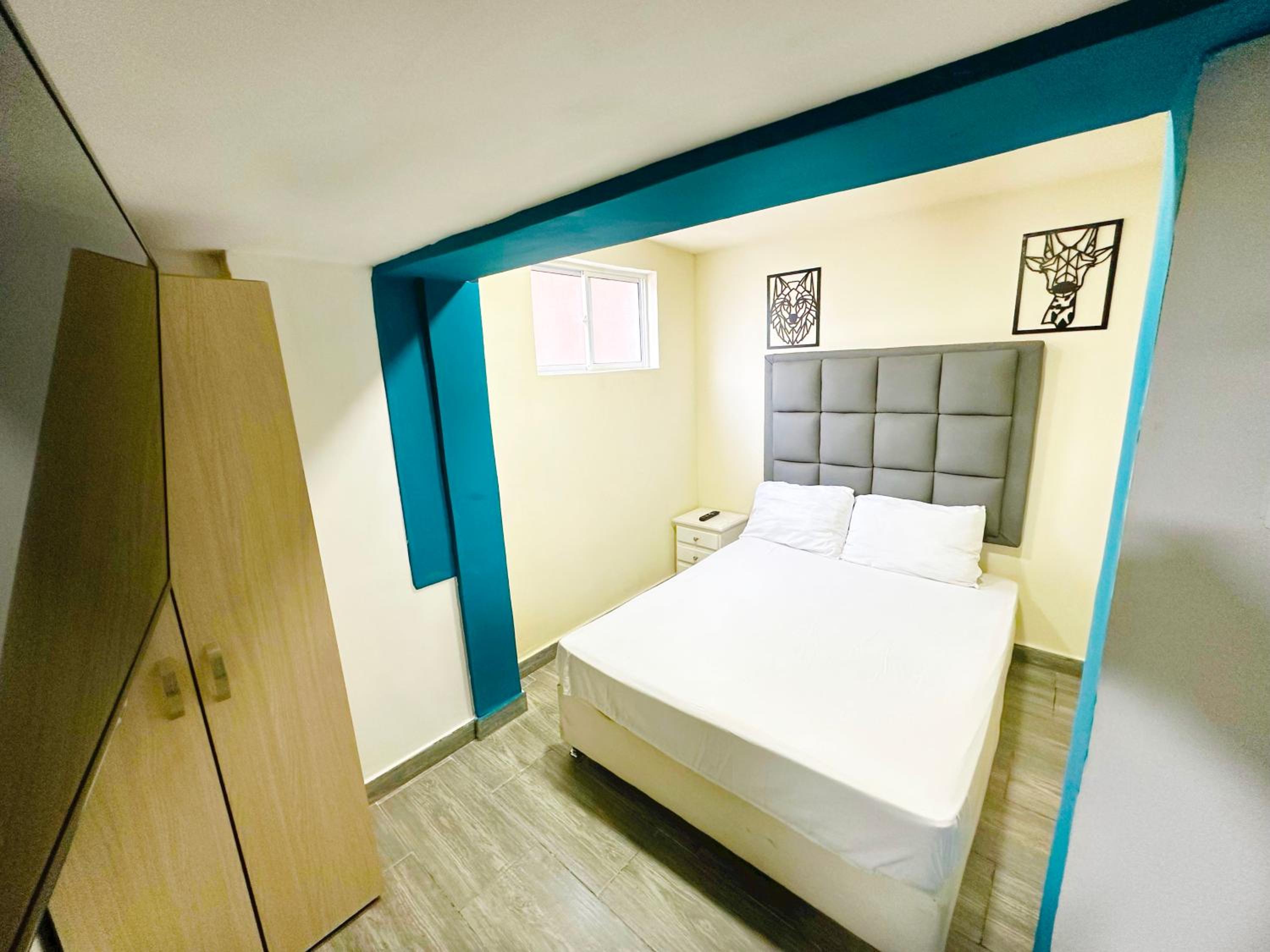 Urban 10 BDRM Private Apartment With Rooftop Pool & Jacuzzi