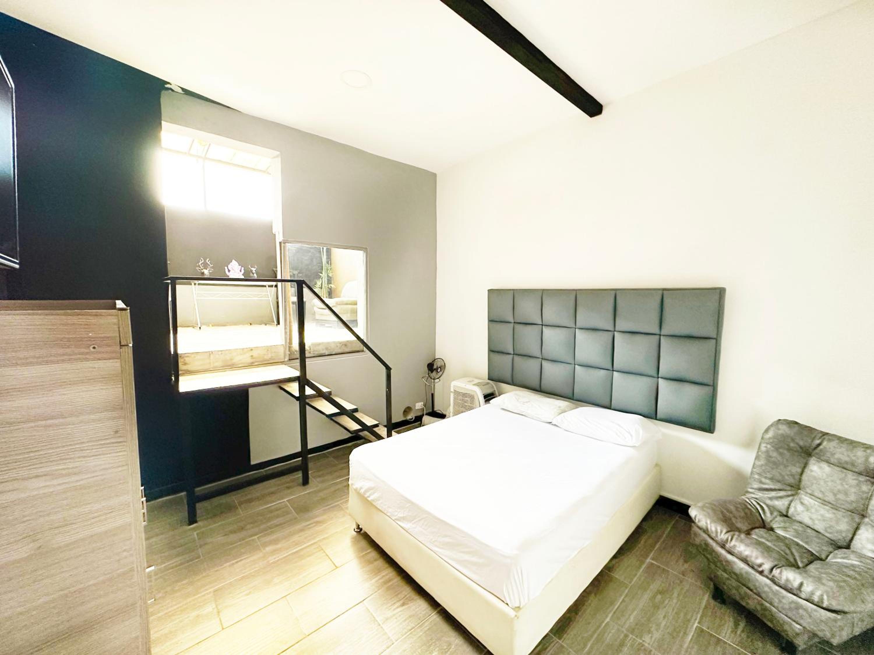 Urban 10 BDRM Private Apartment With Rooftop Pool & Jacuzzi