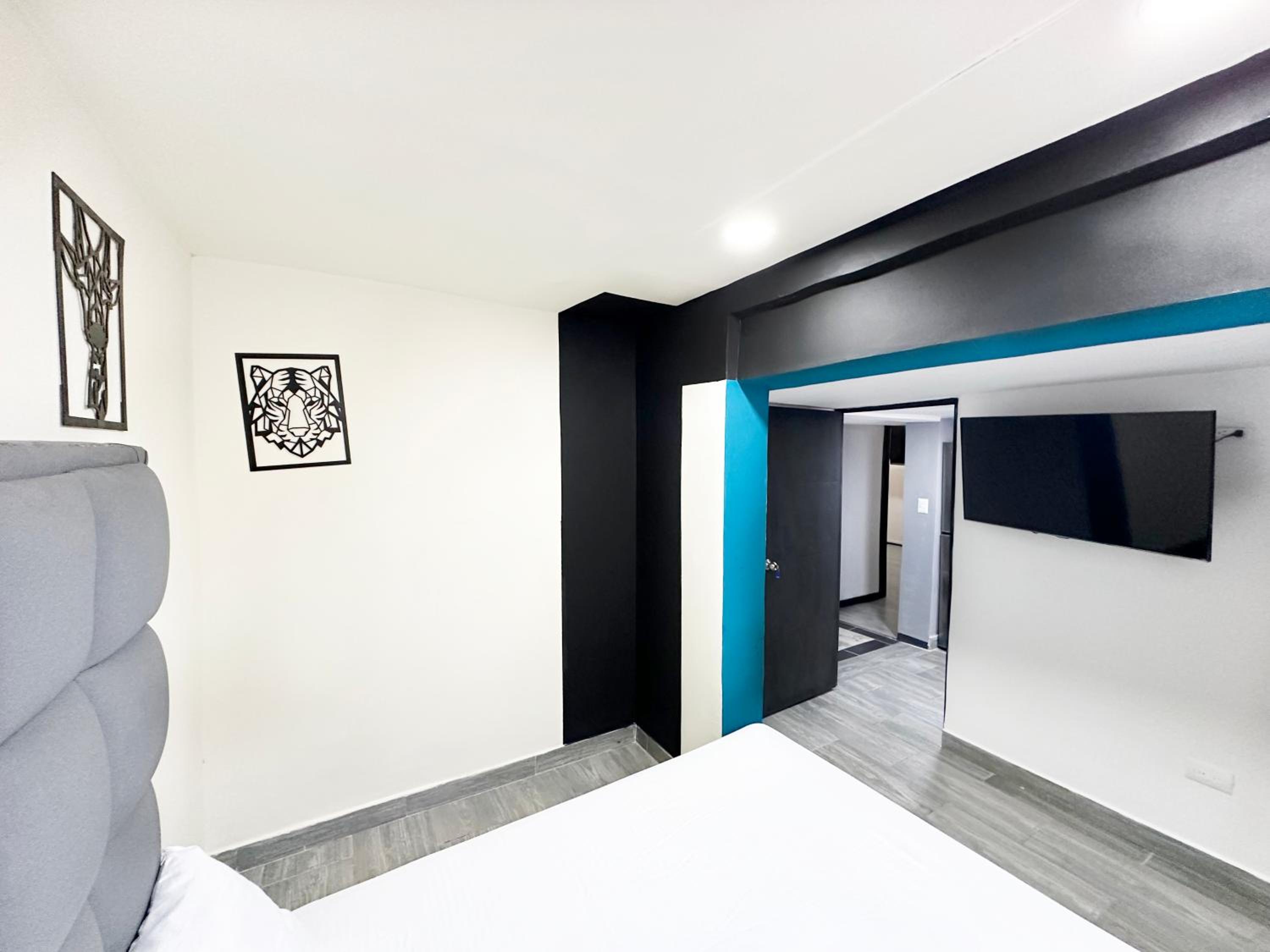 Urban 10 BDRM Private Apartment With Rooftop Pool & Jacuzzi