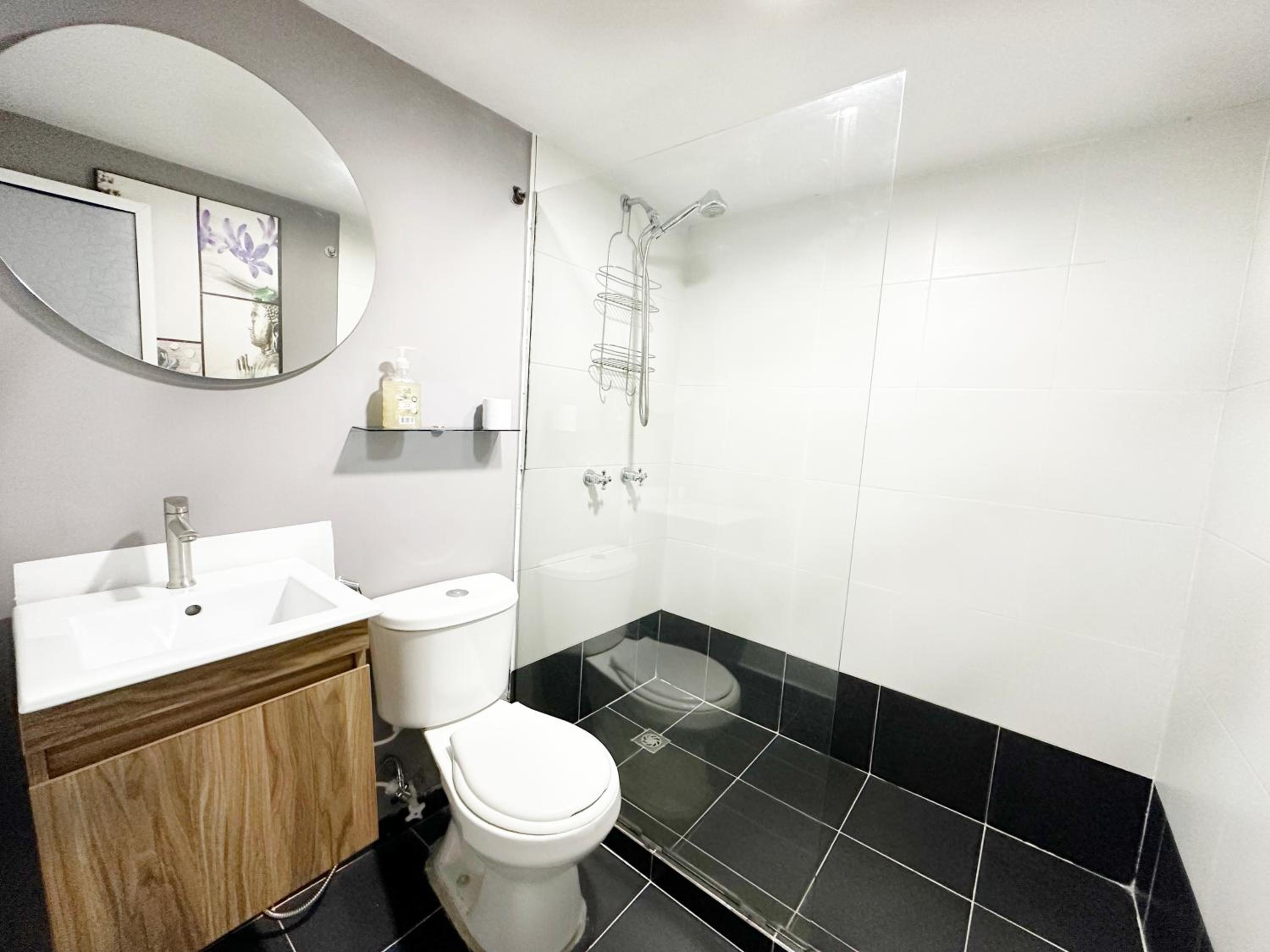 Urban 10 BDRM Private Apartment With Rooftop Pool & Jacuzzi