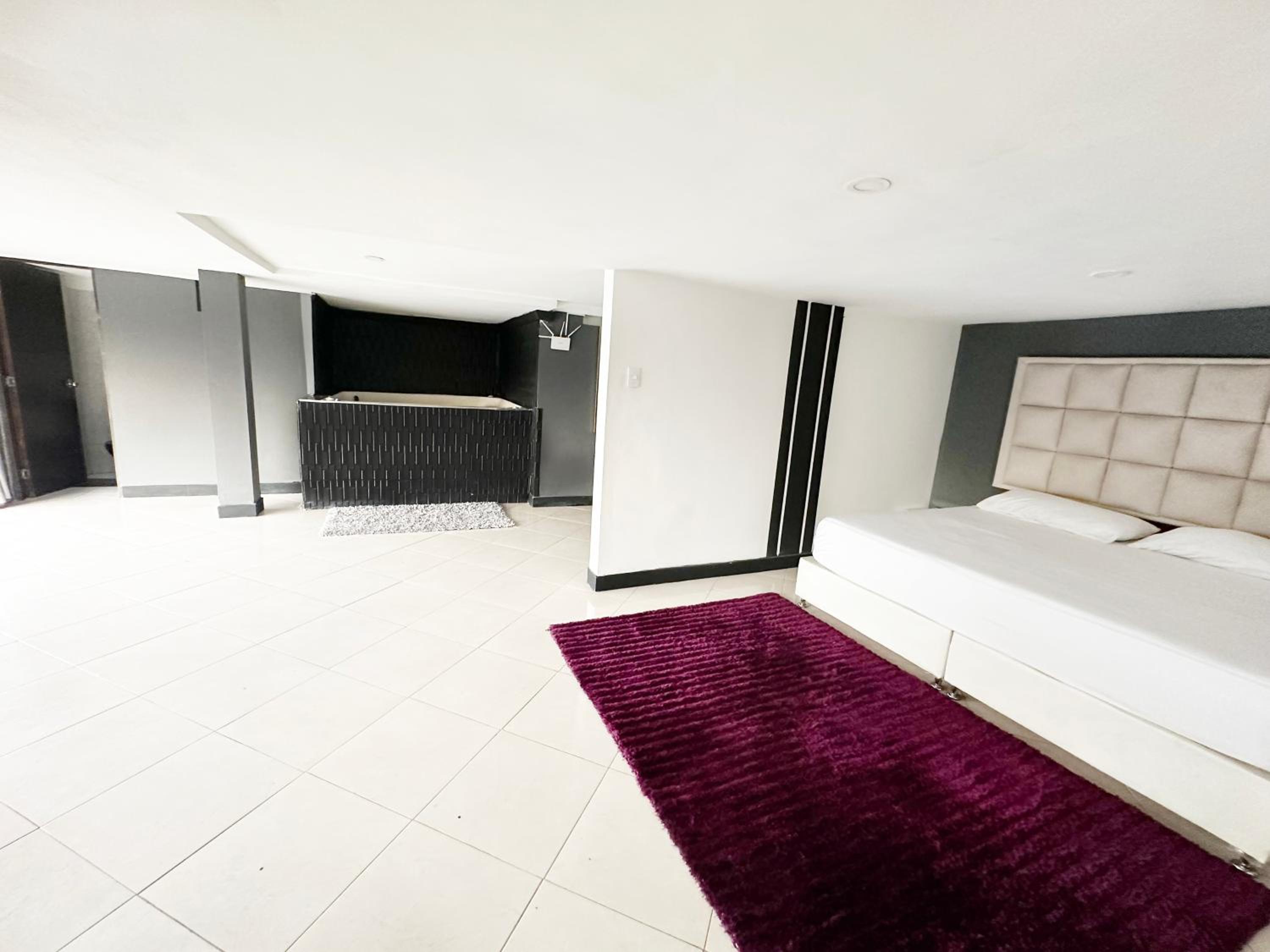 Urban 10 BDRM Private Apartment With Rooftop Pool & Jacuzzi