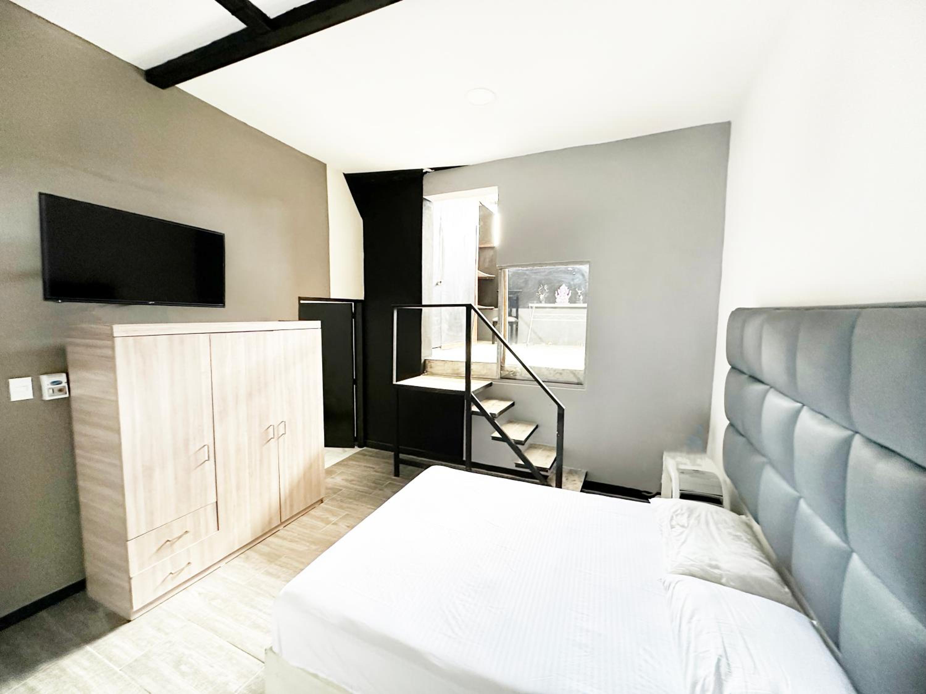 Urban 10 BDRM Private Apartment With Rooftop Pool & Jacuzzi