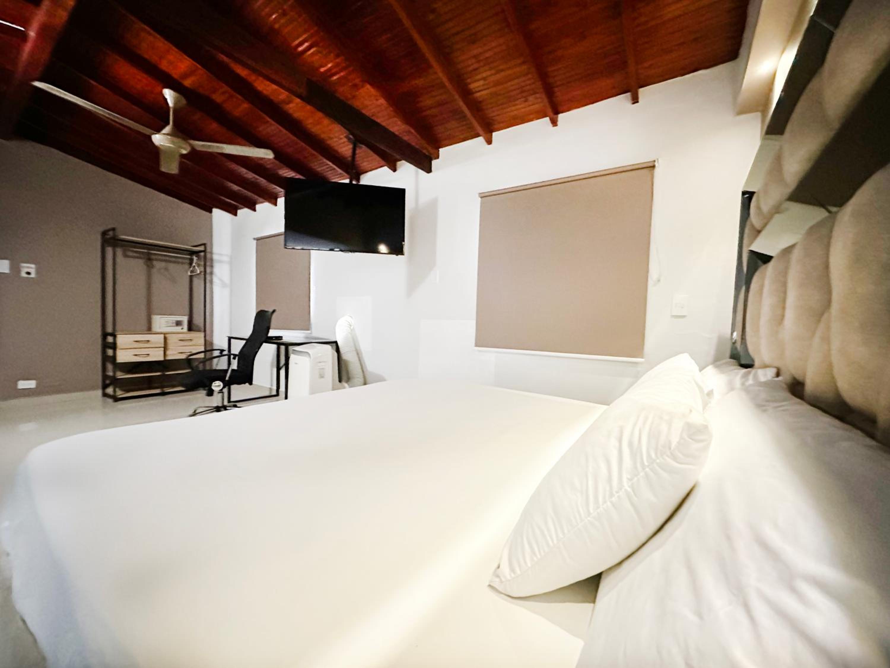 Urban 10 BDRM Private Apartment With Rooftop Pool & Jacuzzi