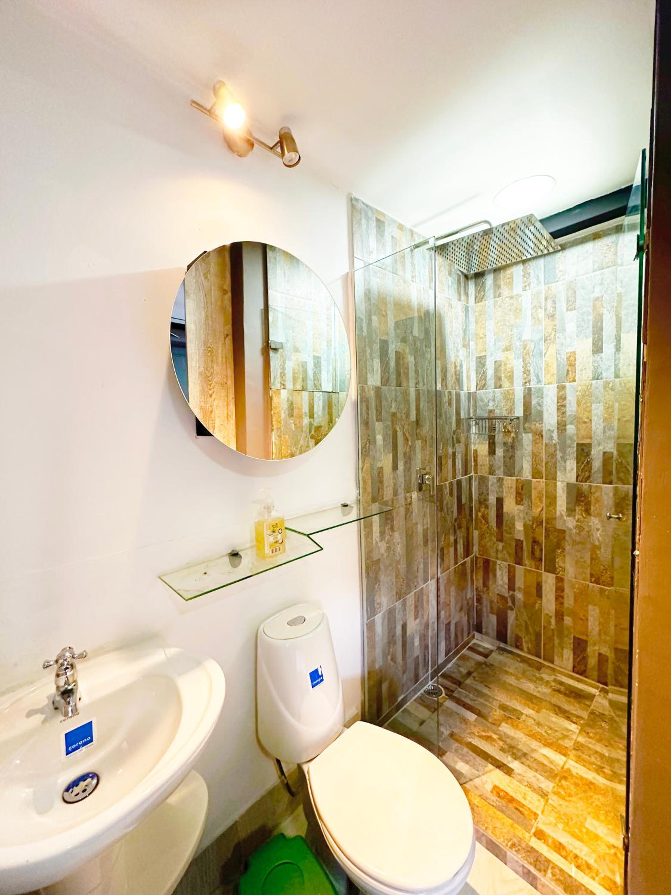 Urban 10 BDRM Private Apartment With Rooftop Pool & Jacuzzi