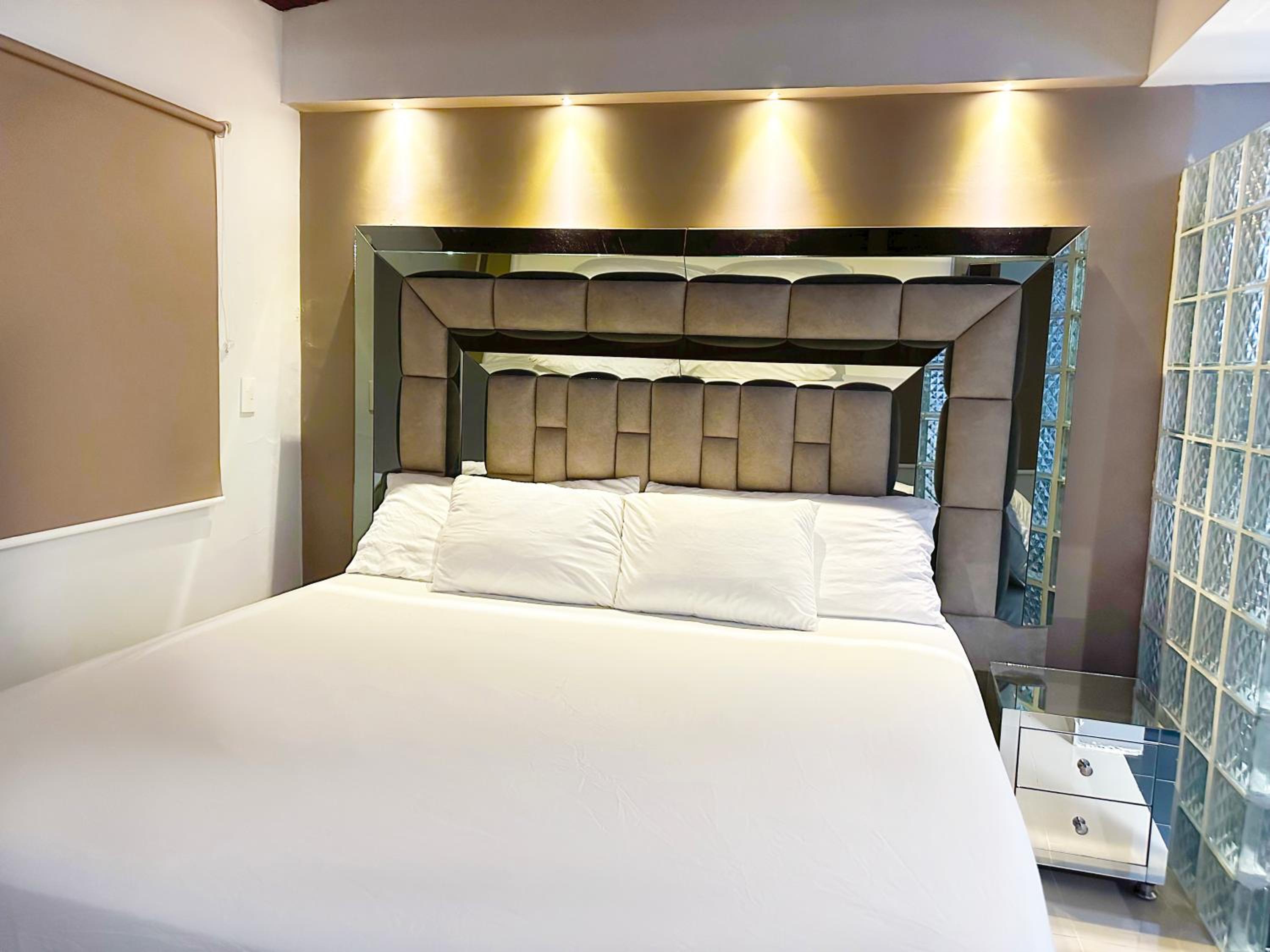 Urban 10 BDRM Private Apartment With Rooftop Pool & Jacuzzi