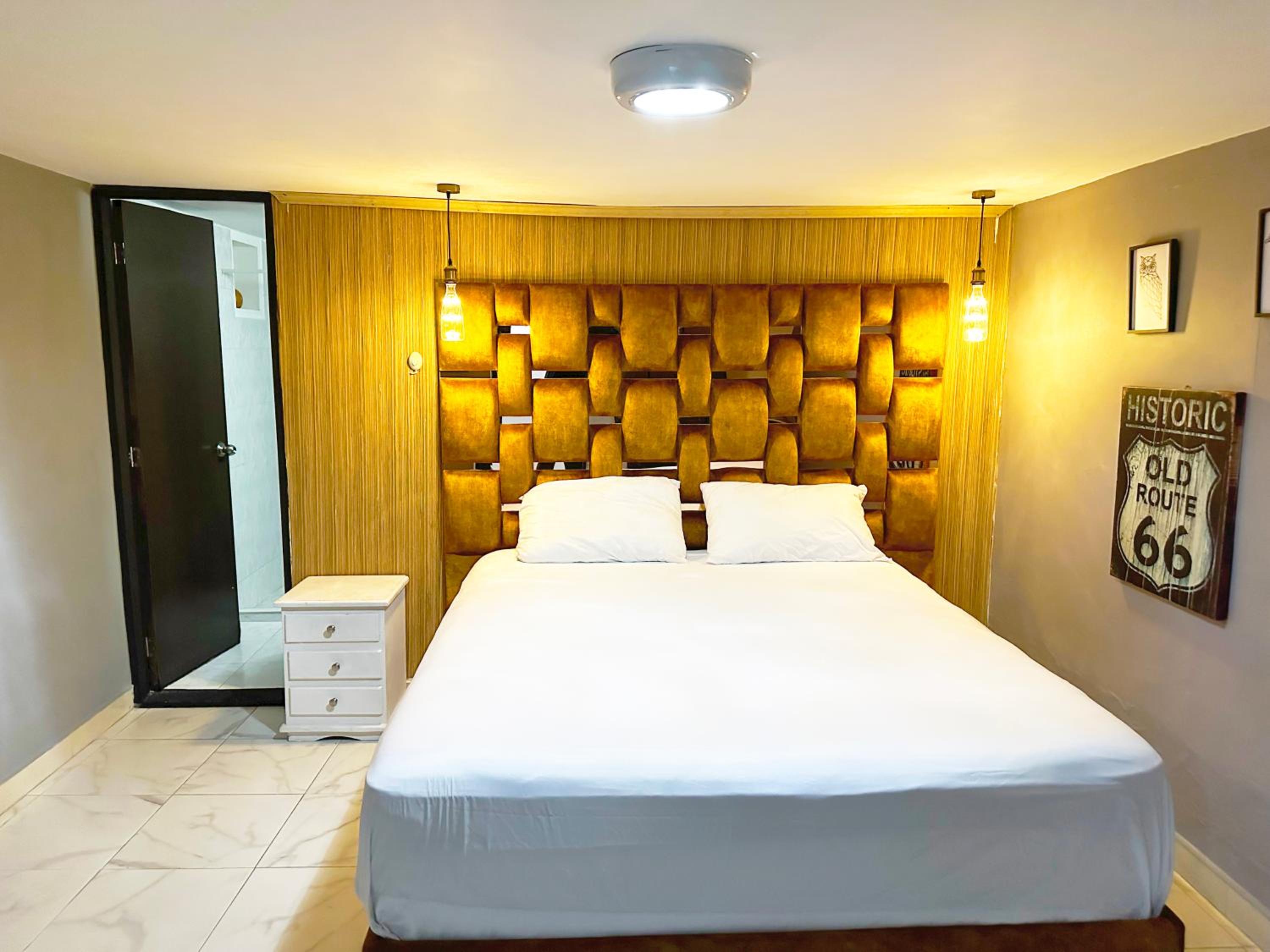 Urban 10 BDRM Private Apartment With Rooftop Pool & Jacuzzi