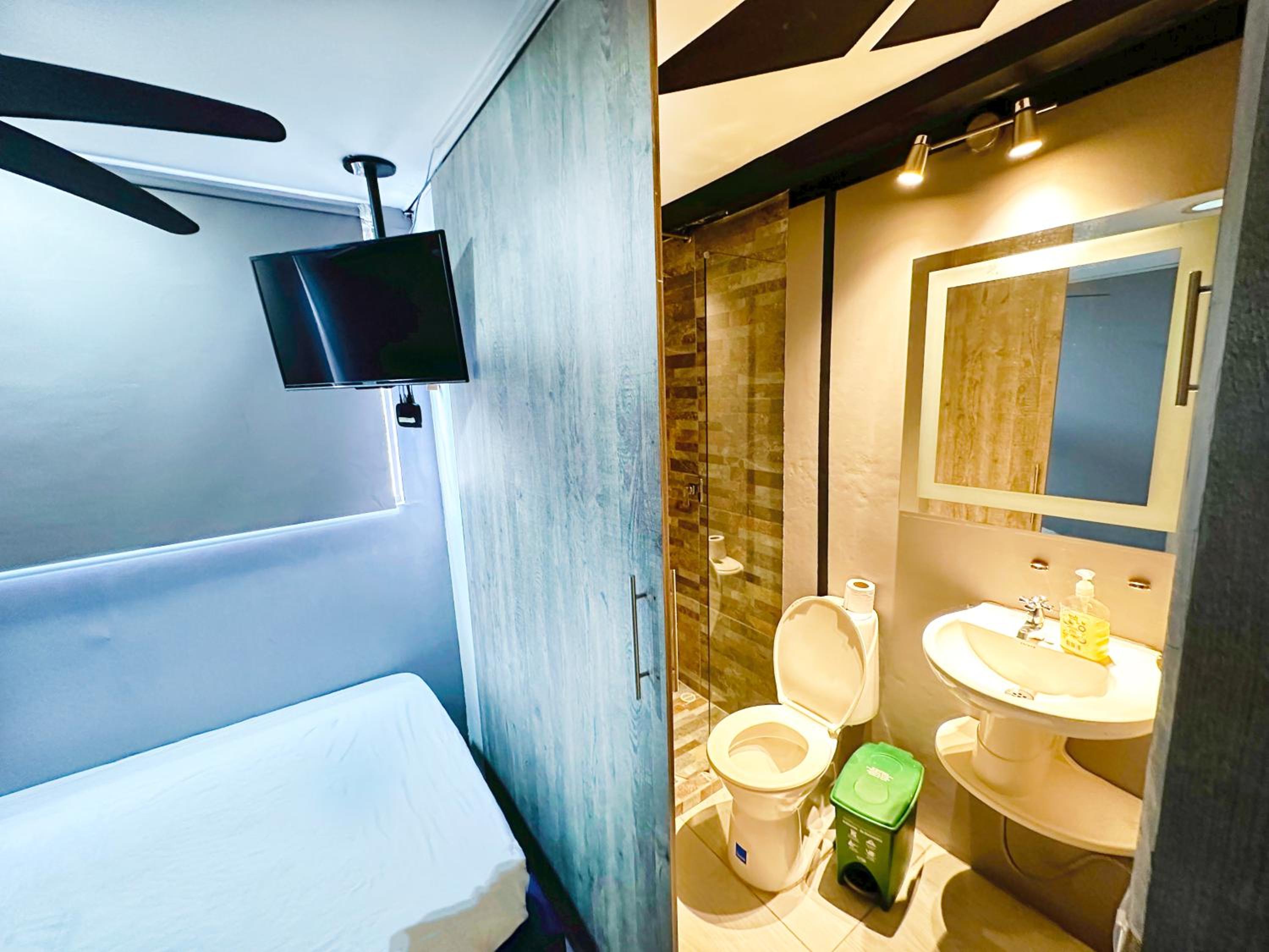 Urban 10 BDRM Private Apartment With Rooftop Pool & Jacuzzi
