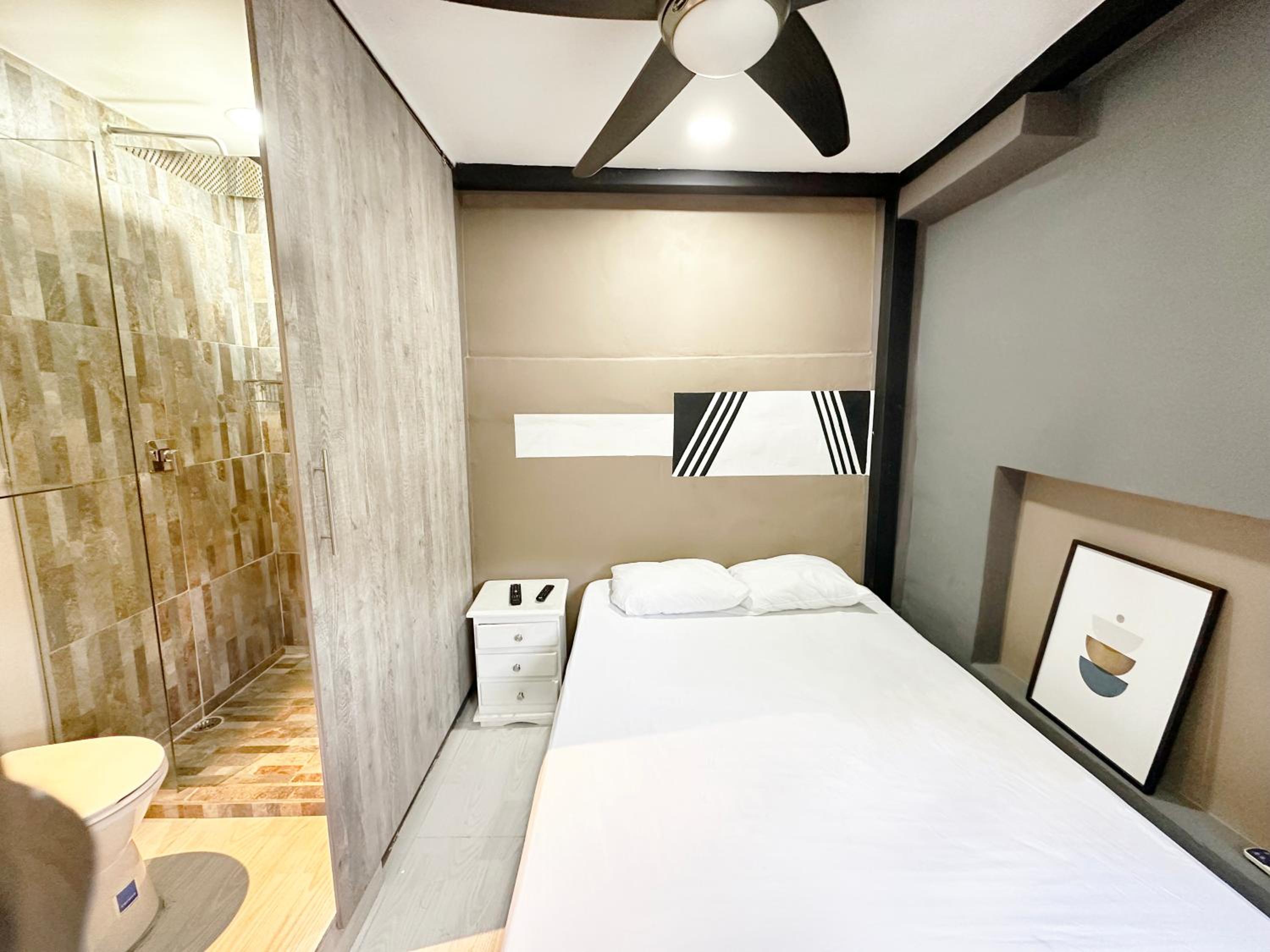 Urban 10 BDRM Private Apartment With Rooftop Pool & Jacuzzi