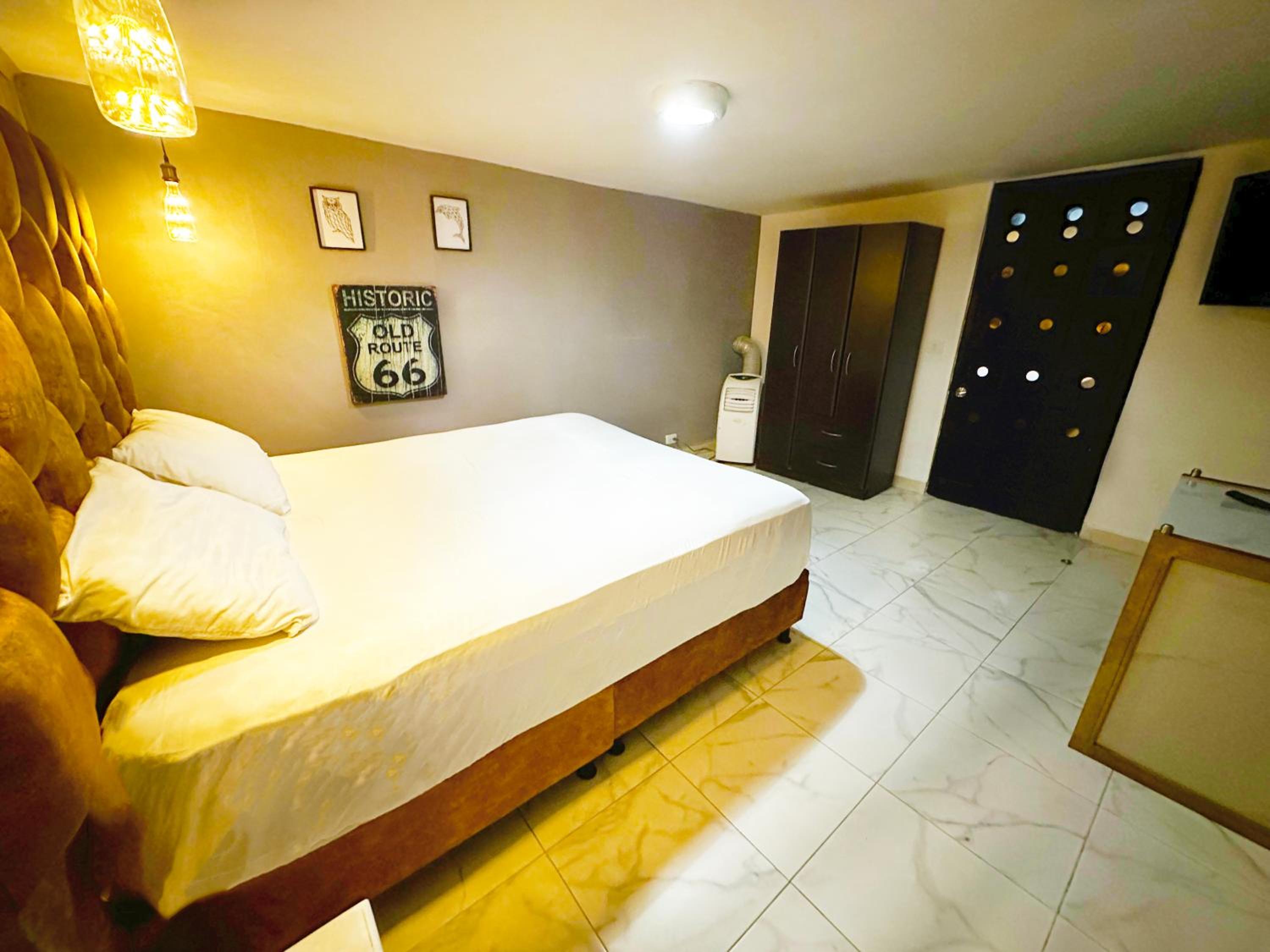 Urban 10 BDRM Private Apartment With Rooftop Pool & Jacuzzi