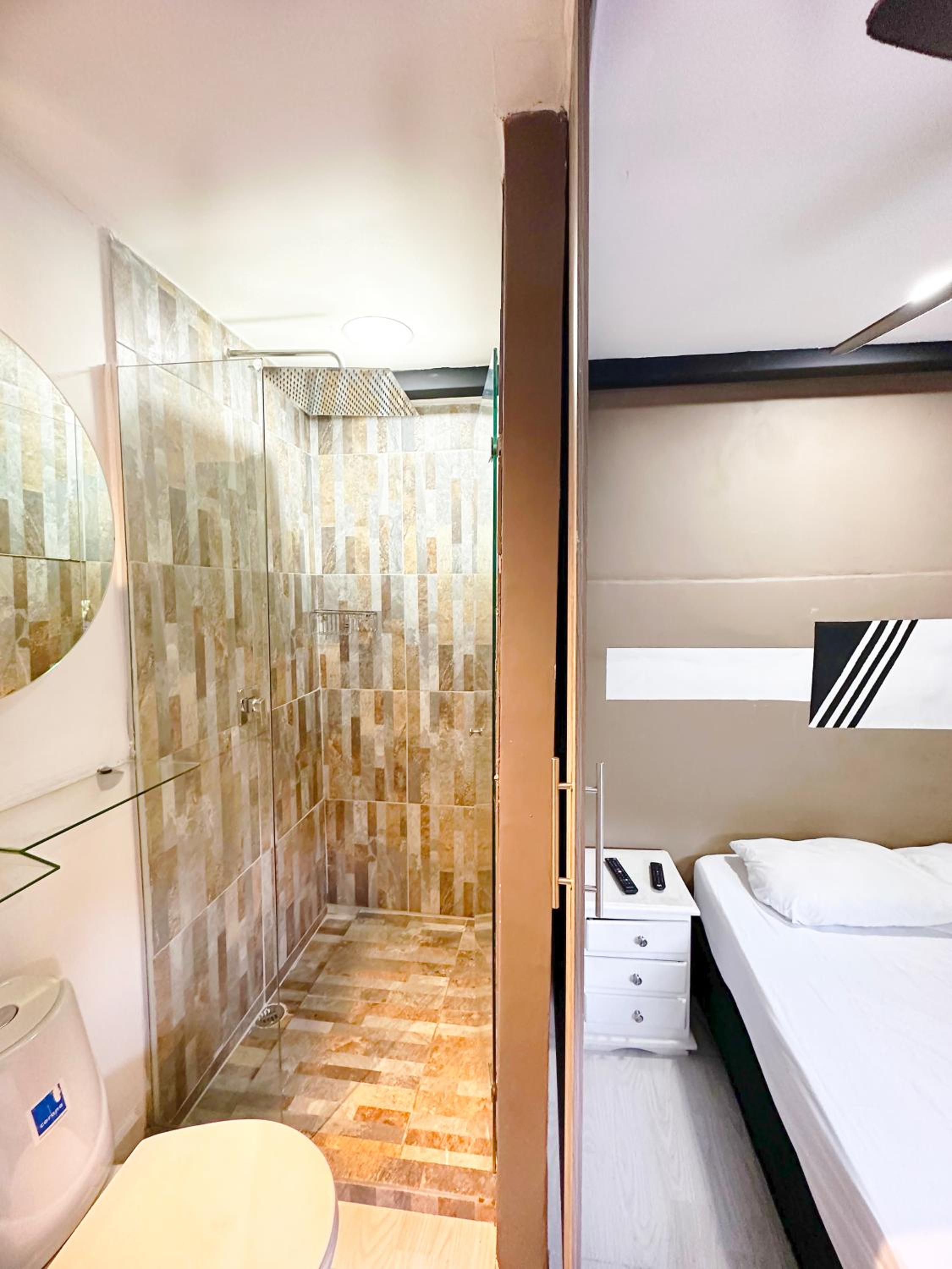 Urban 10 BDRM Private Apartment With Rooftop Pool & Jacuzzi
