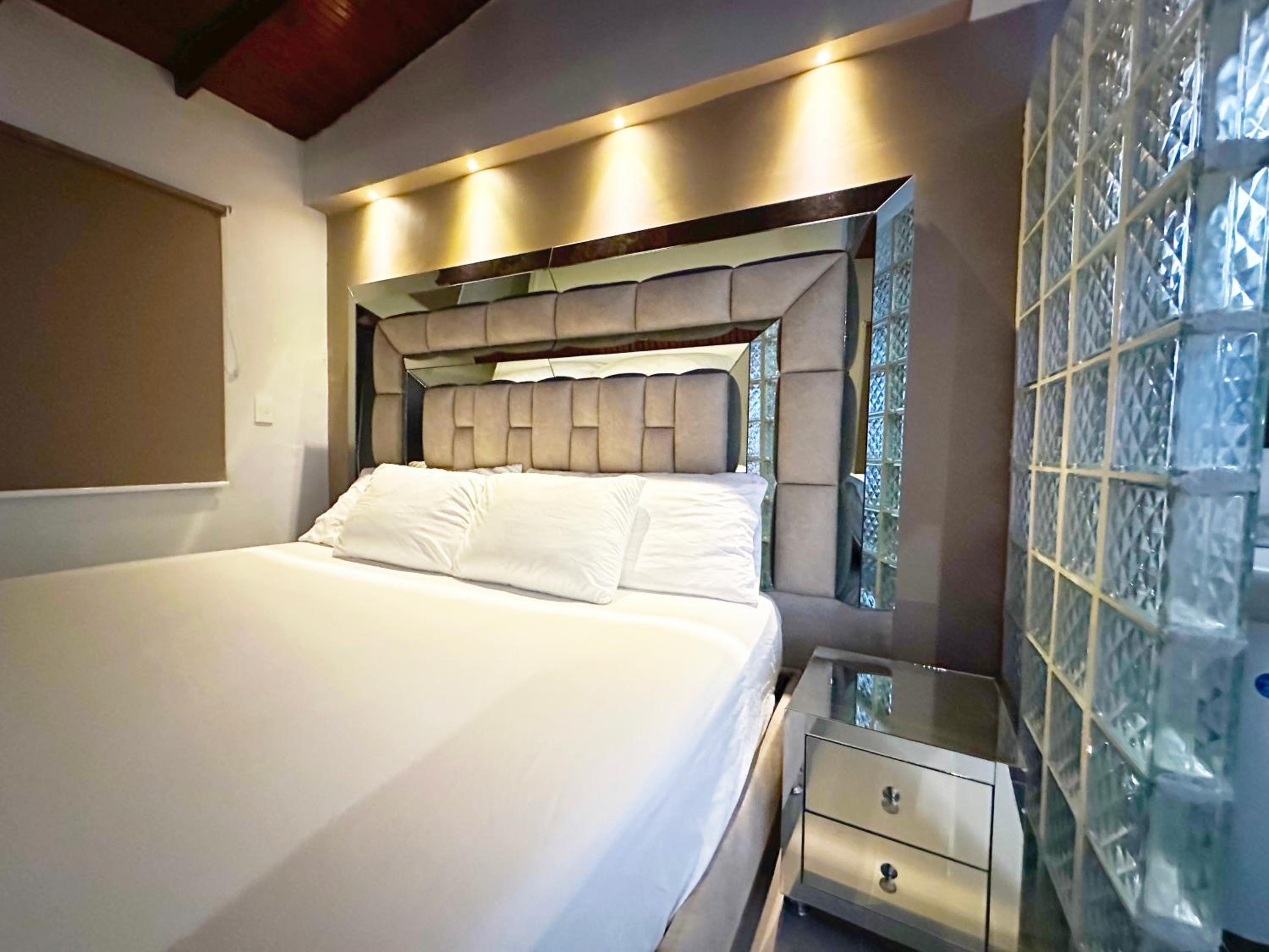 Urban 10 BDRM Private Apartment With Rooftop Pool & Jacuzzi