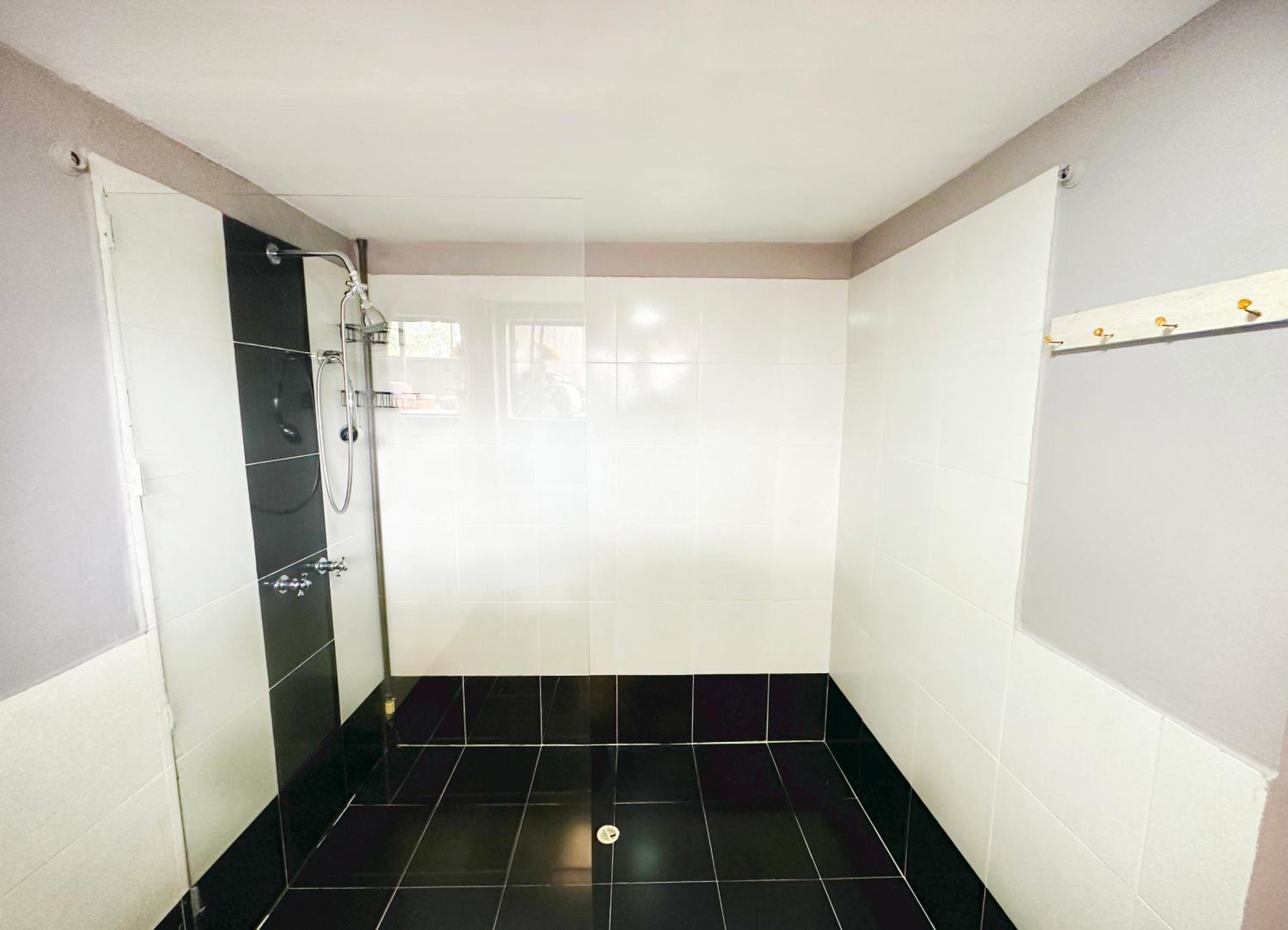 Urban 10 BDRM Private Apartment With Rooftop Pool & Jacuzzi