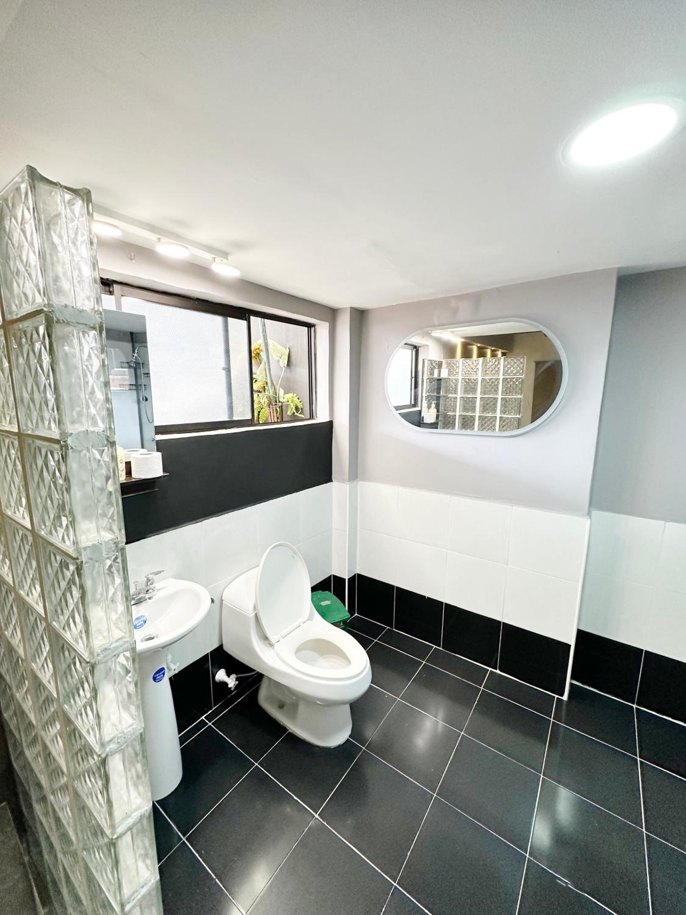 Urban 10 BDRM Private Apartment With Rooftop Pool & Jacuzzi