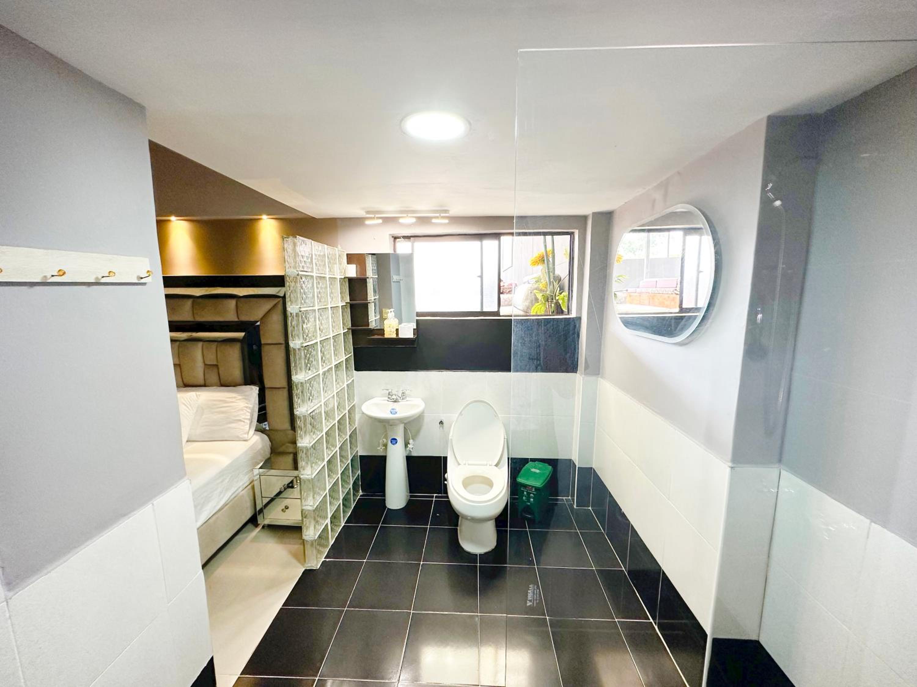 Urban 10 BDRM Private Apartment With Rooftop Pool & Jacuzzi