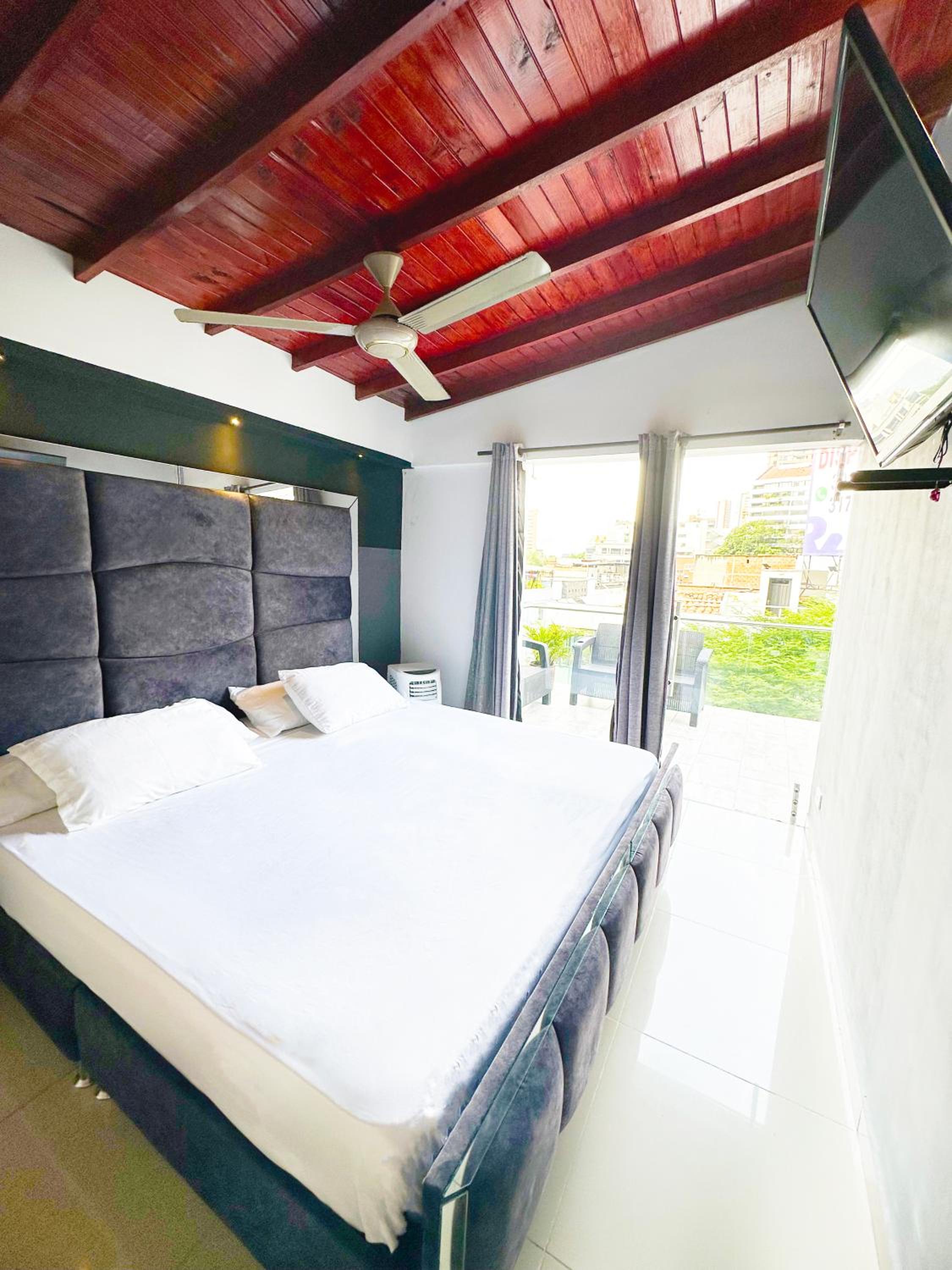 Urban 10 BDRM Private Apartment With Rooftop Pool & Jacuzzi
