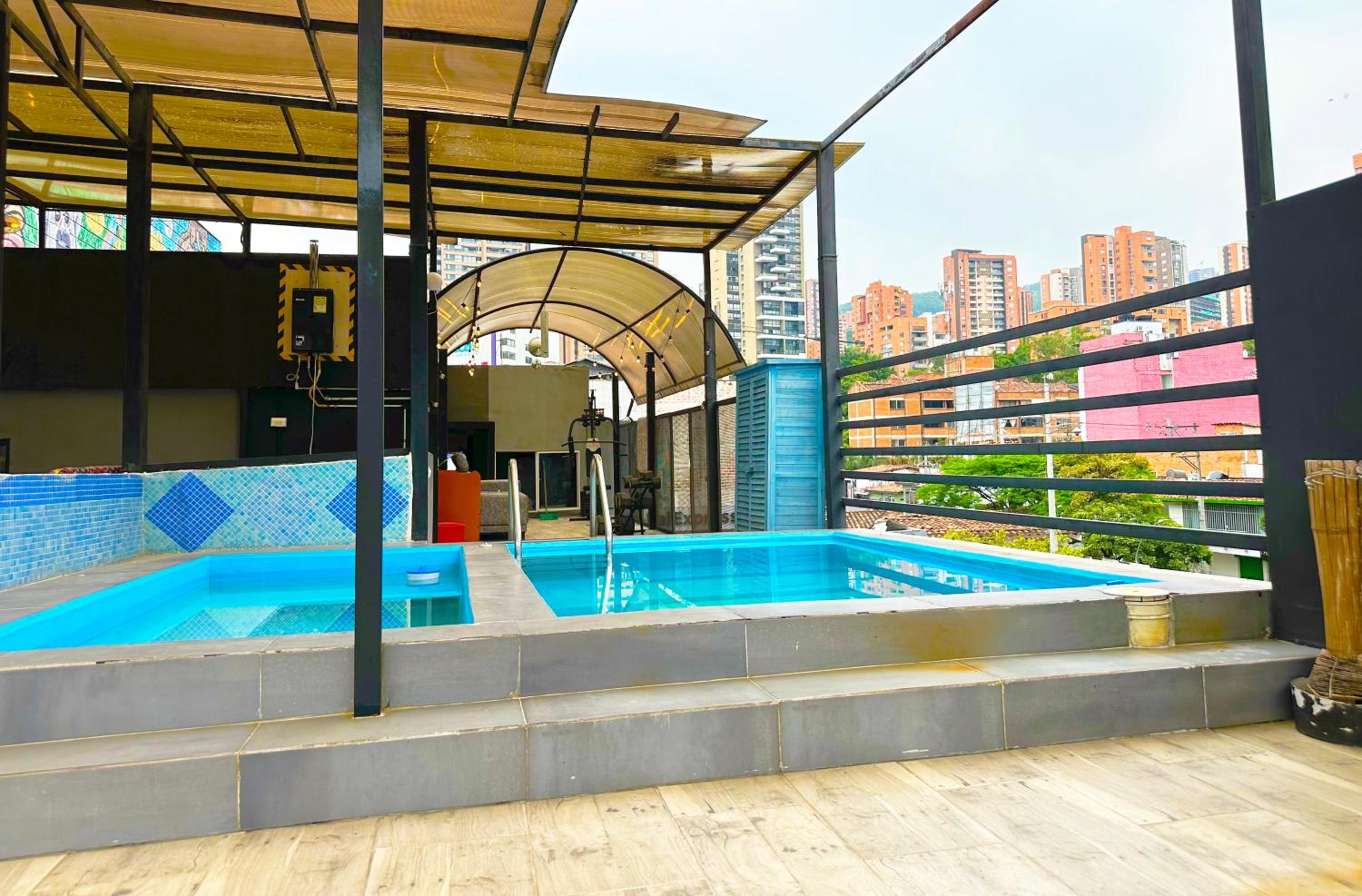 Urban 10 BDRM Private Apartment With Rooftop Pool & Jacuzzi