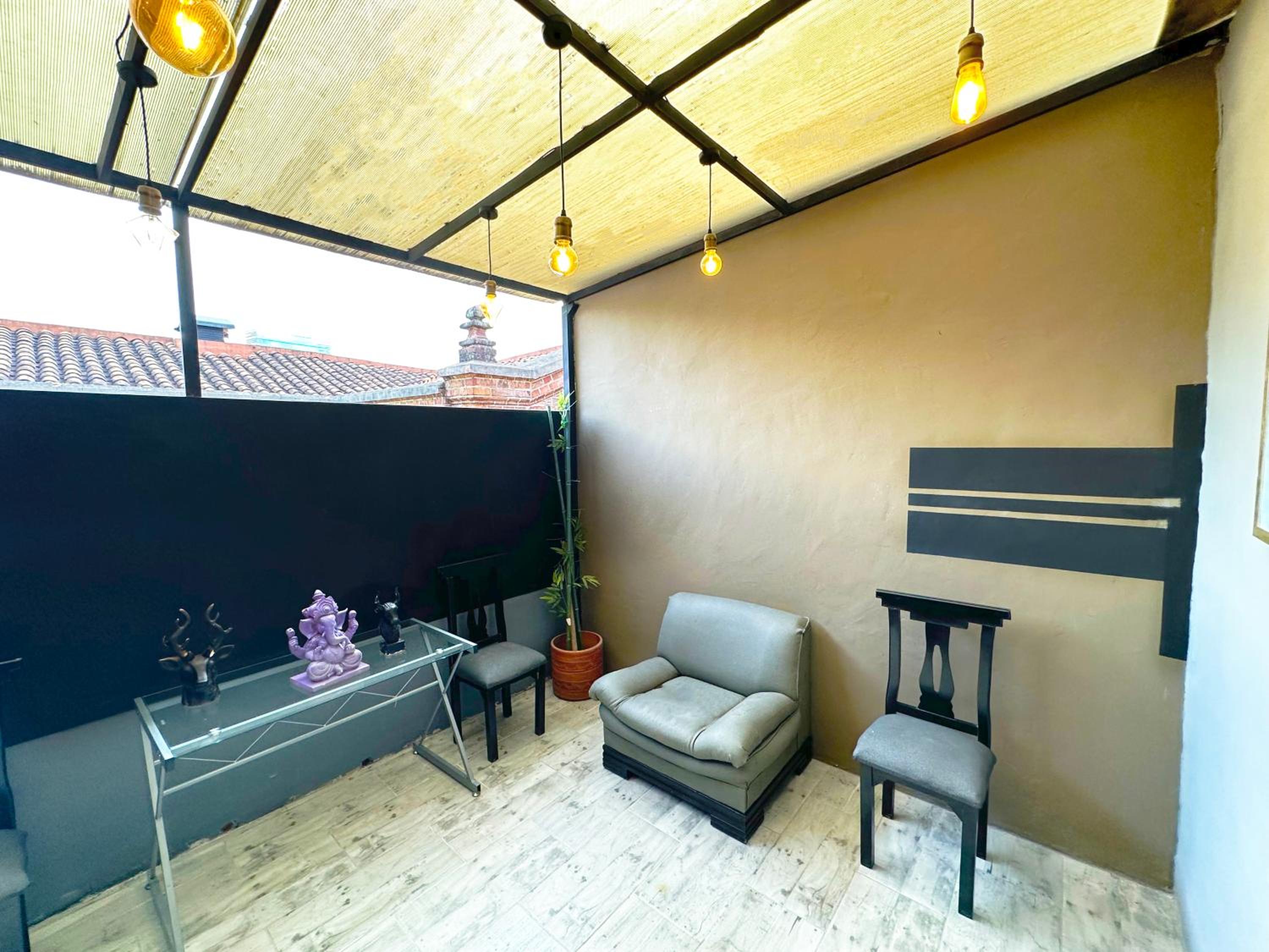 Urban 10 BDRM Private Apartment With Rooftop Pool & Jacuzzi