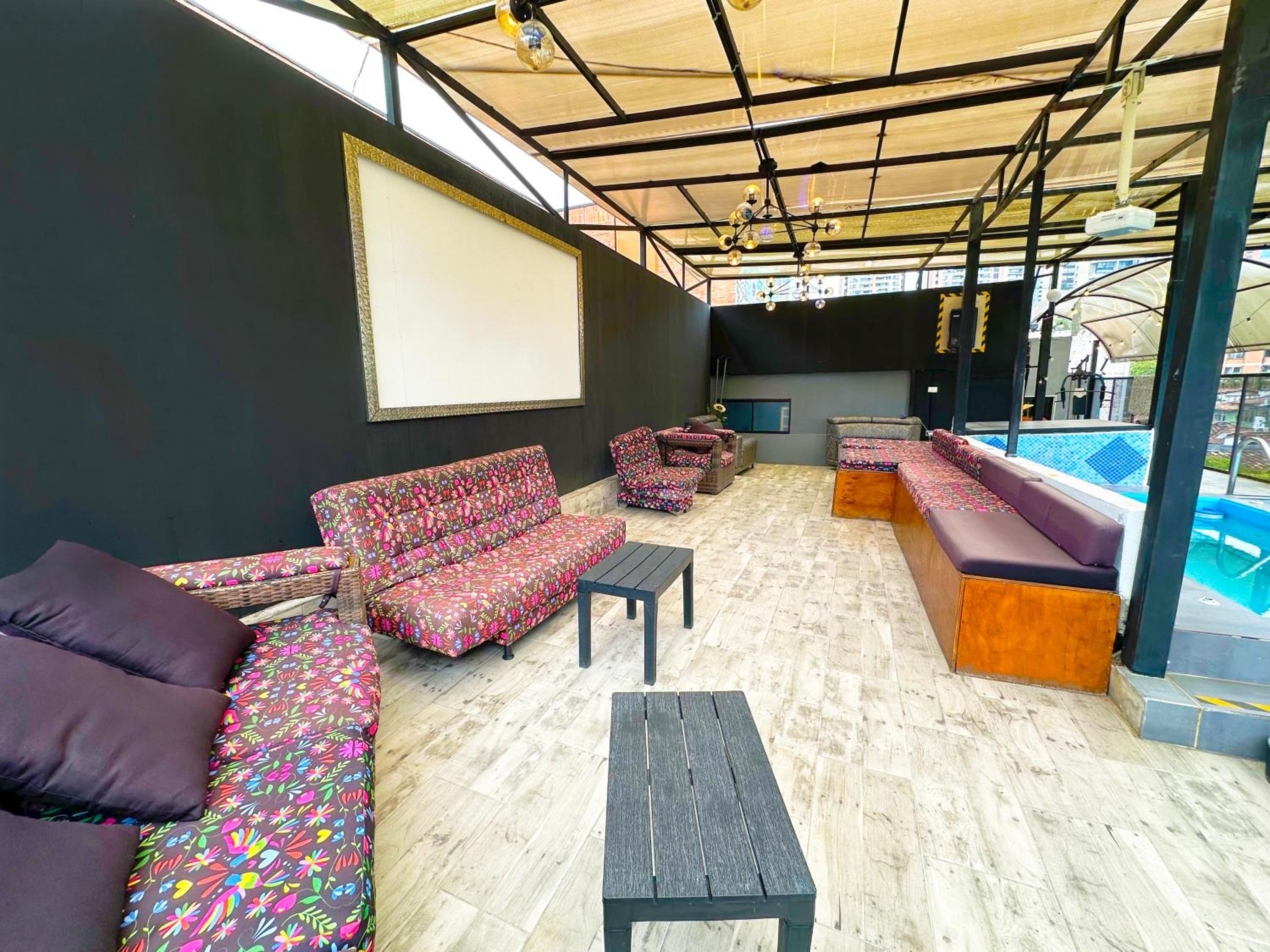 Urban 10 BDRM Private Apartment With Rooftop Pool & Jacuzzi