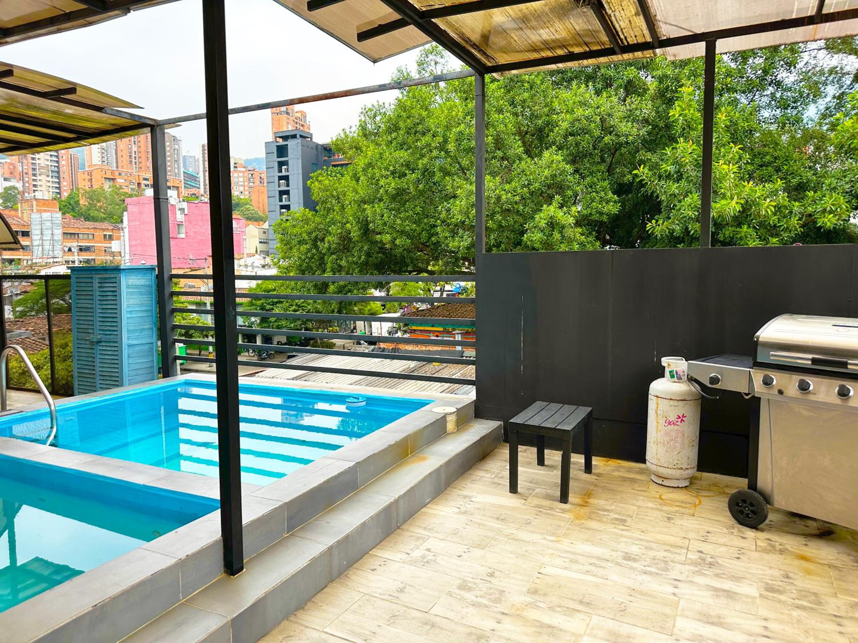 Urban 10 BDRM Private Apartment With Rooftop Pool & Jacuzzi