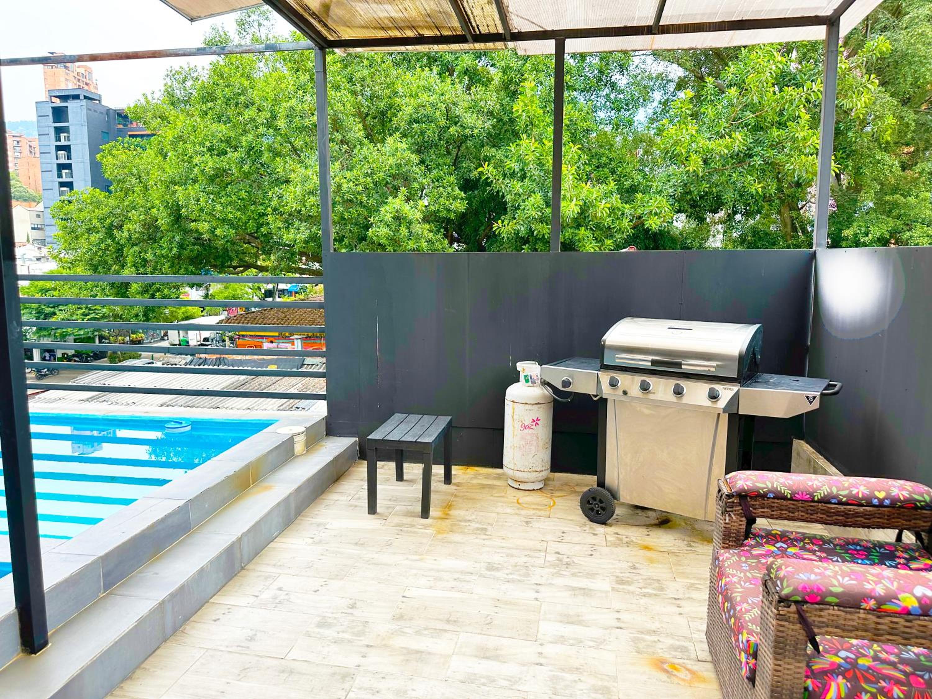 Urban 10 BDRM Private Apartment With Rooftop Pool & Jacuzzi