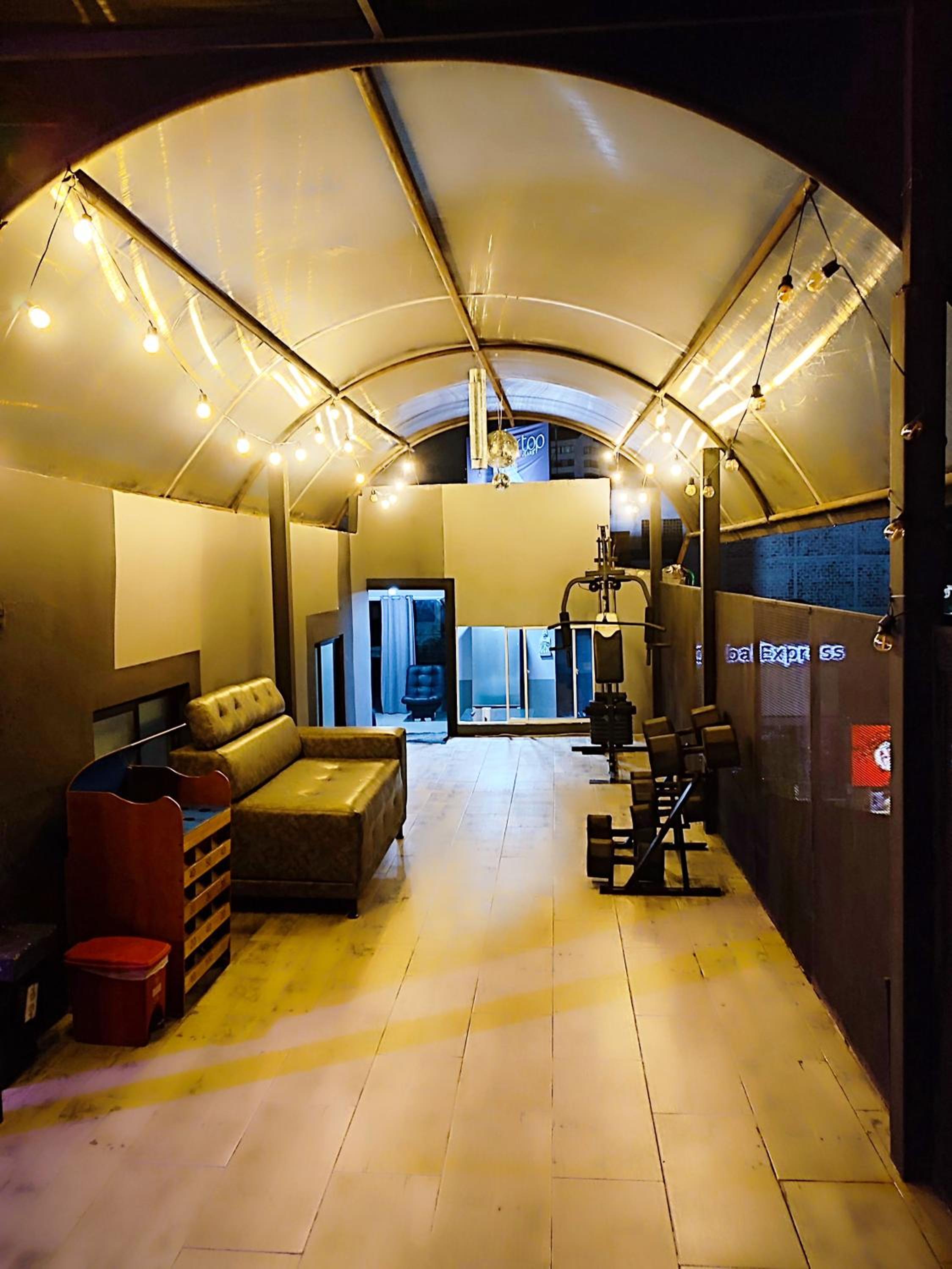 Urban 10 BDRM Private Apartment With Rooftop Pool & Jacuzzi
