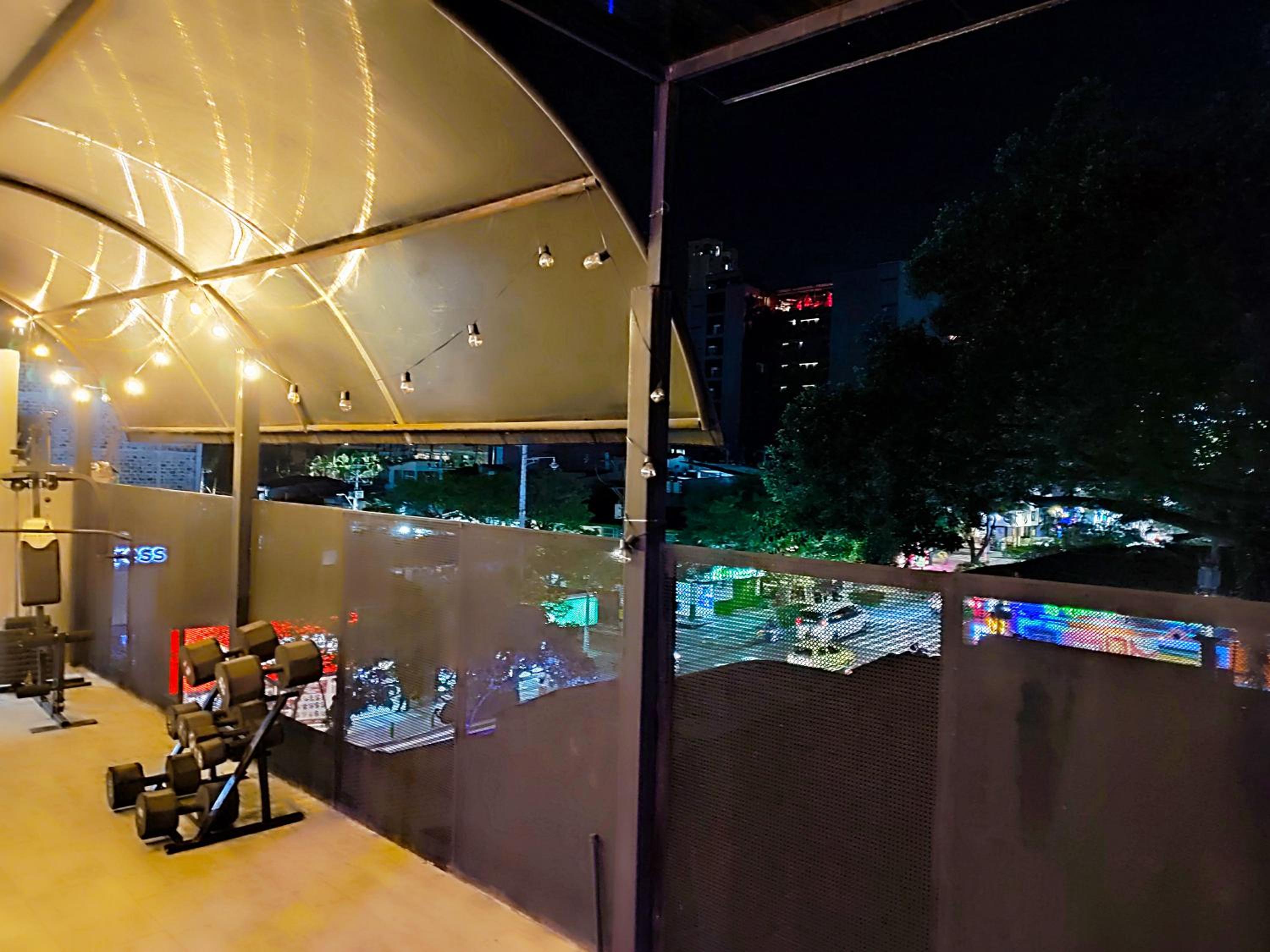 Urban 10 BDRM Private Apartment With Rooftop Pool & Jacuzzi