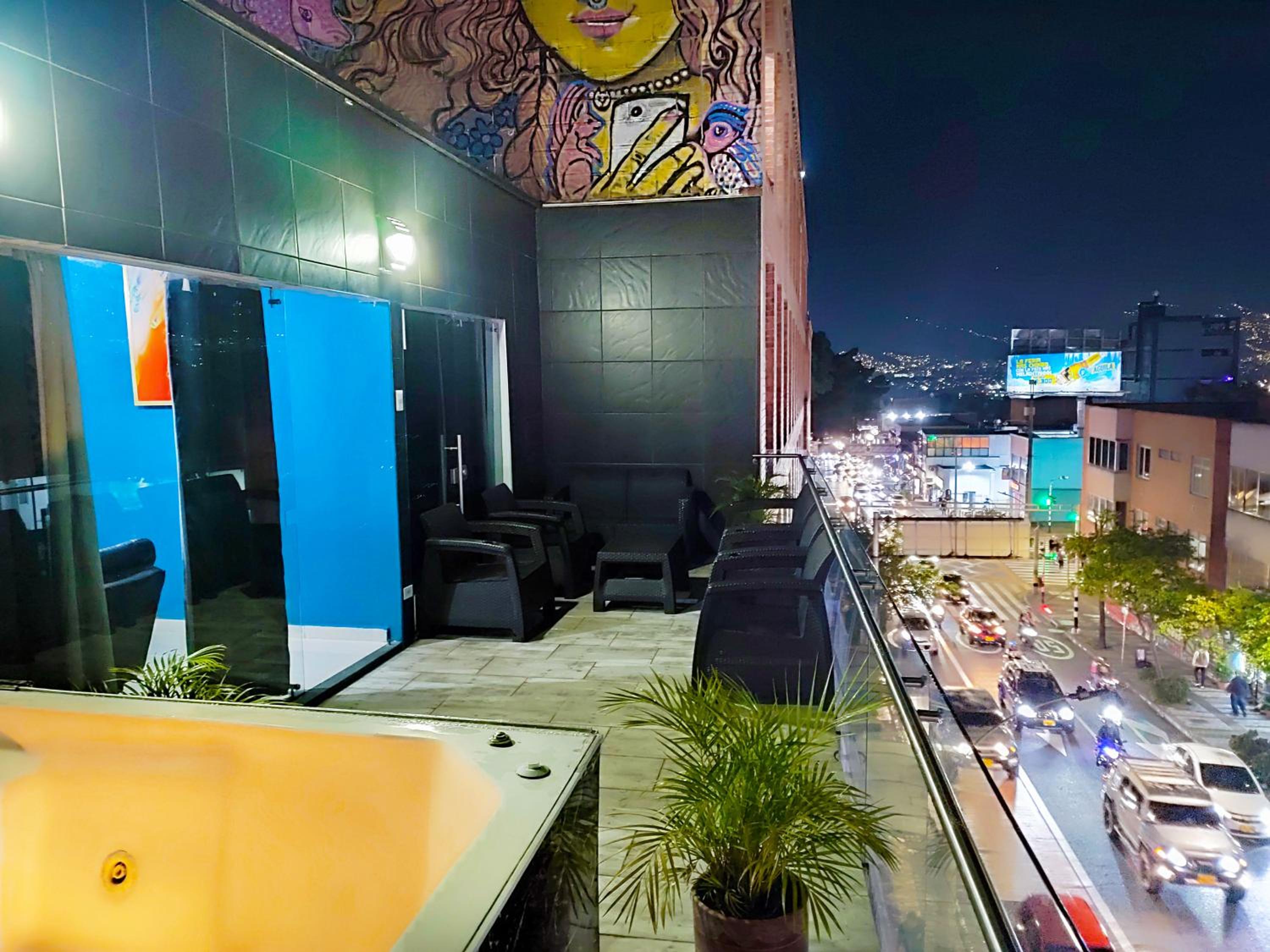 Urban 10 BDRM Private Apartment With Rooftop Pool & Jacuzzi