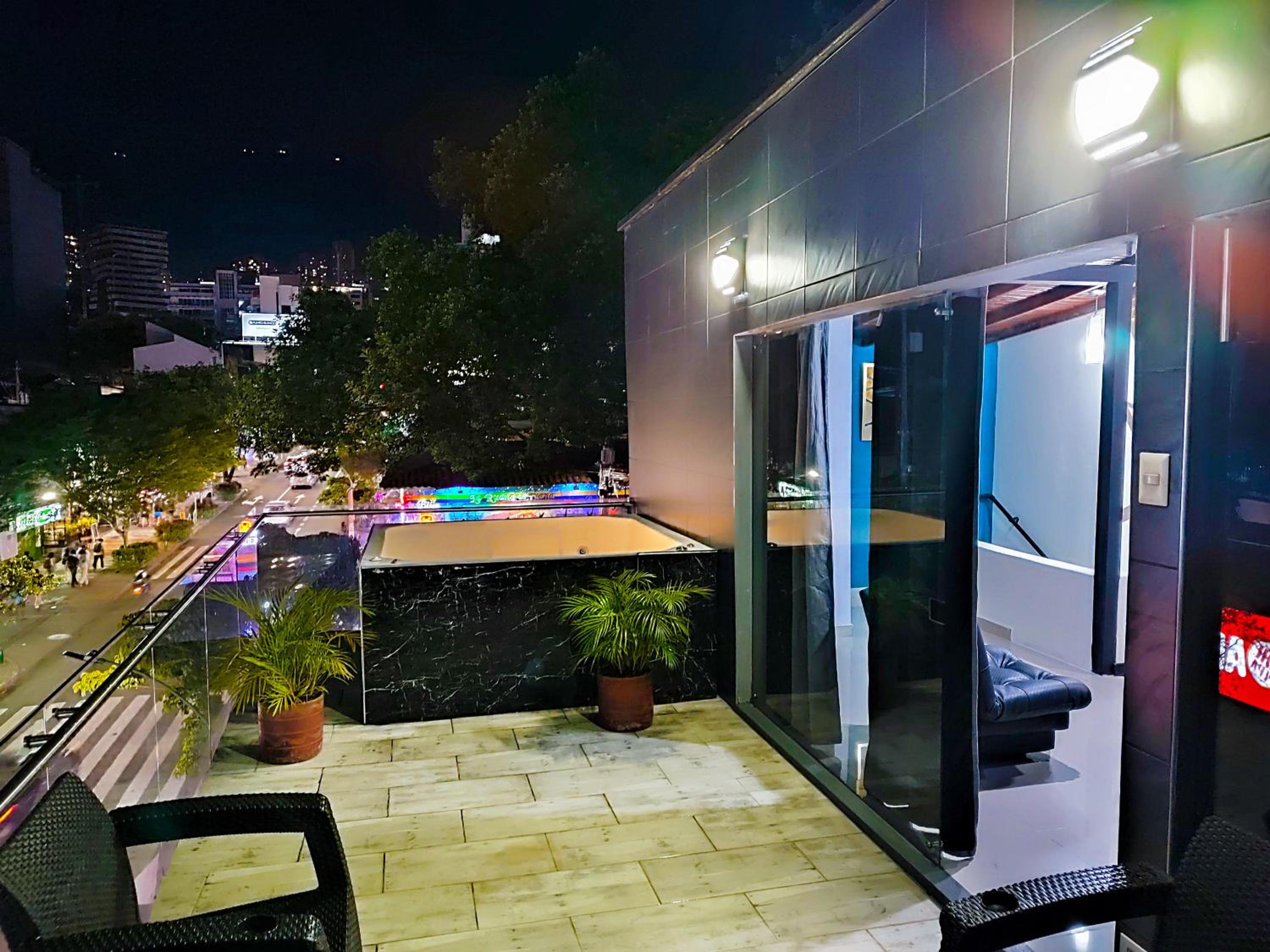 Urban 10 BDRM Private Apartment With Rooftop Pool & Jacuzzi