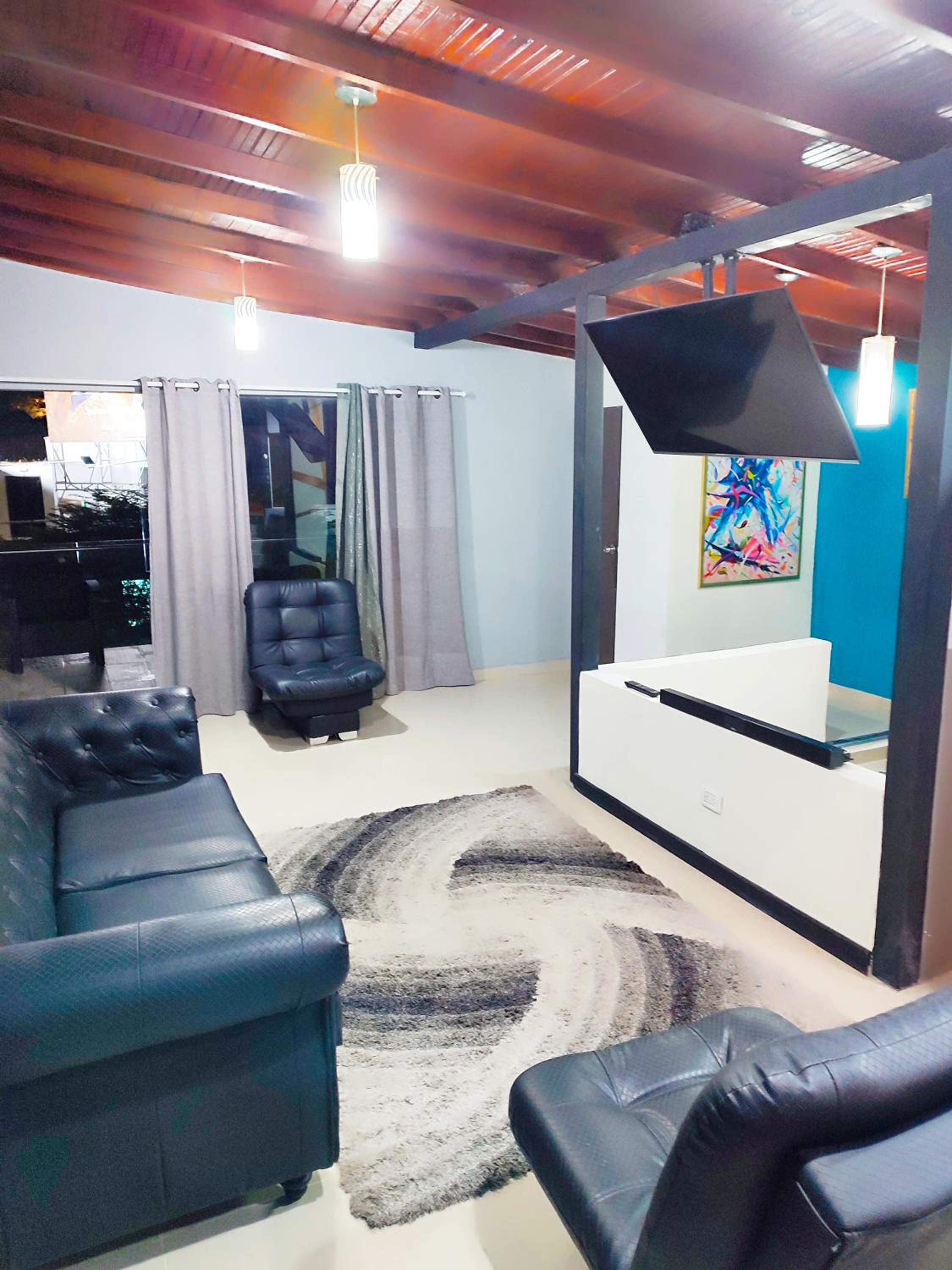Urban 10 BDRM Private Apartment With Rooftop Pool & Jacuzzi