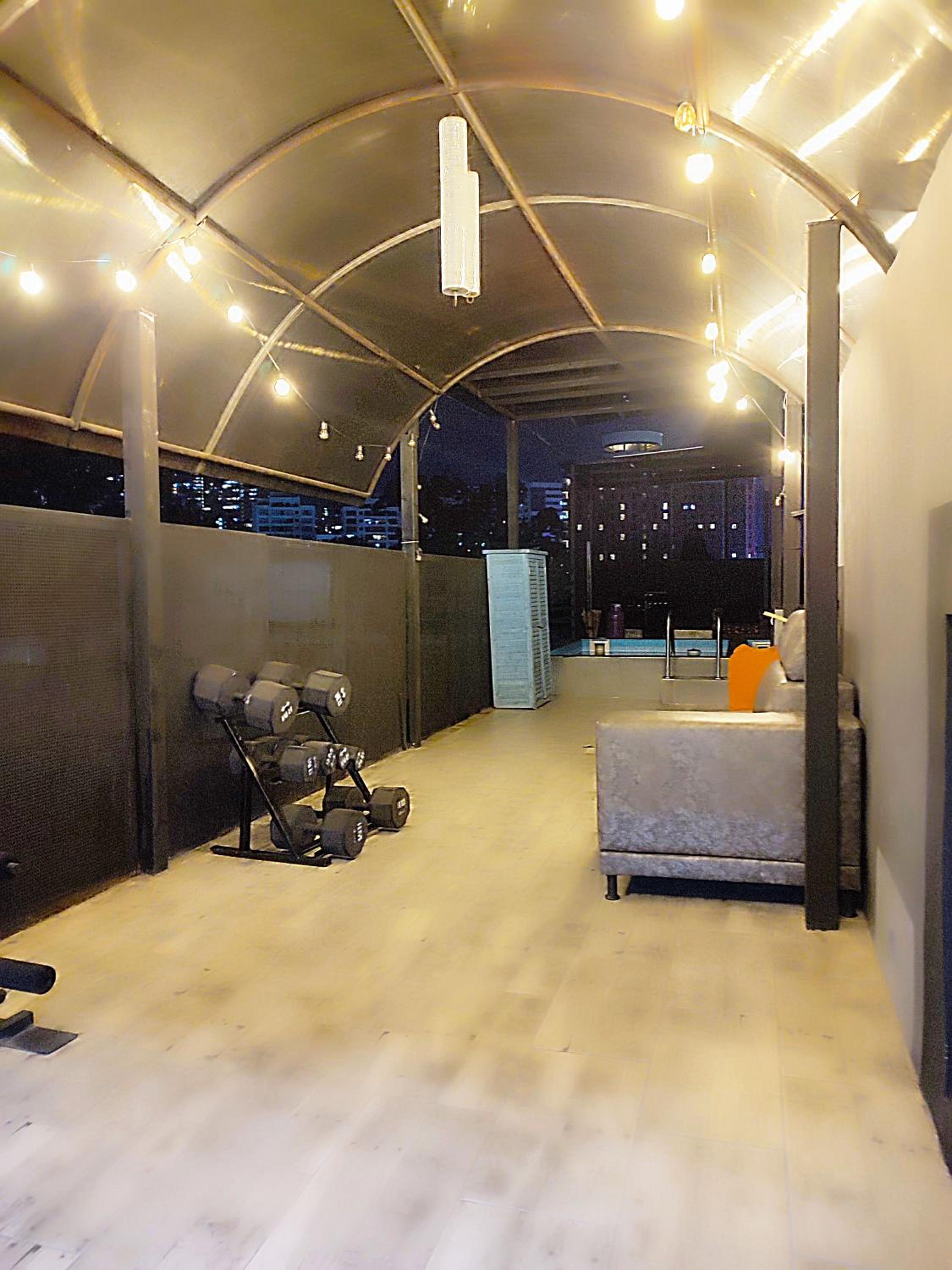 Urban 10 BDRM Private Apartment With Rooftop Pool & Jacuzzi